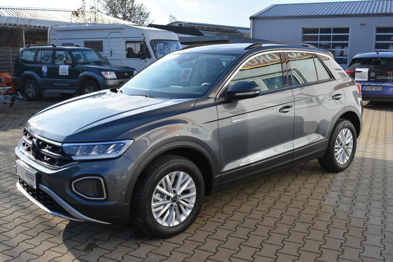 Volkswagen T-Roc Life Plus - Samsaru's Car Outlet