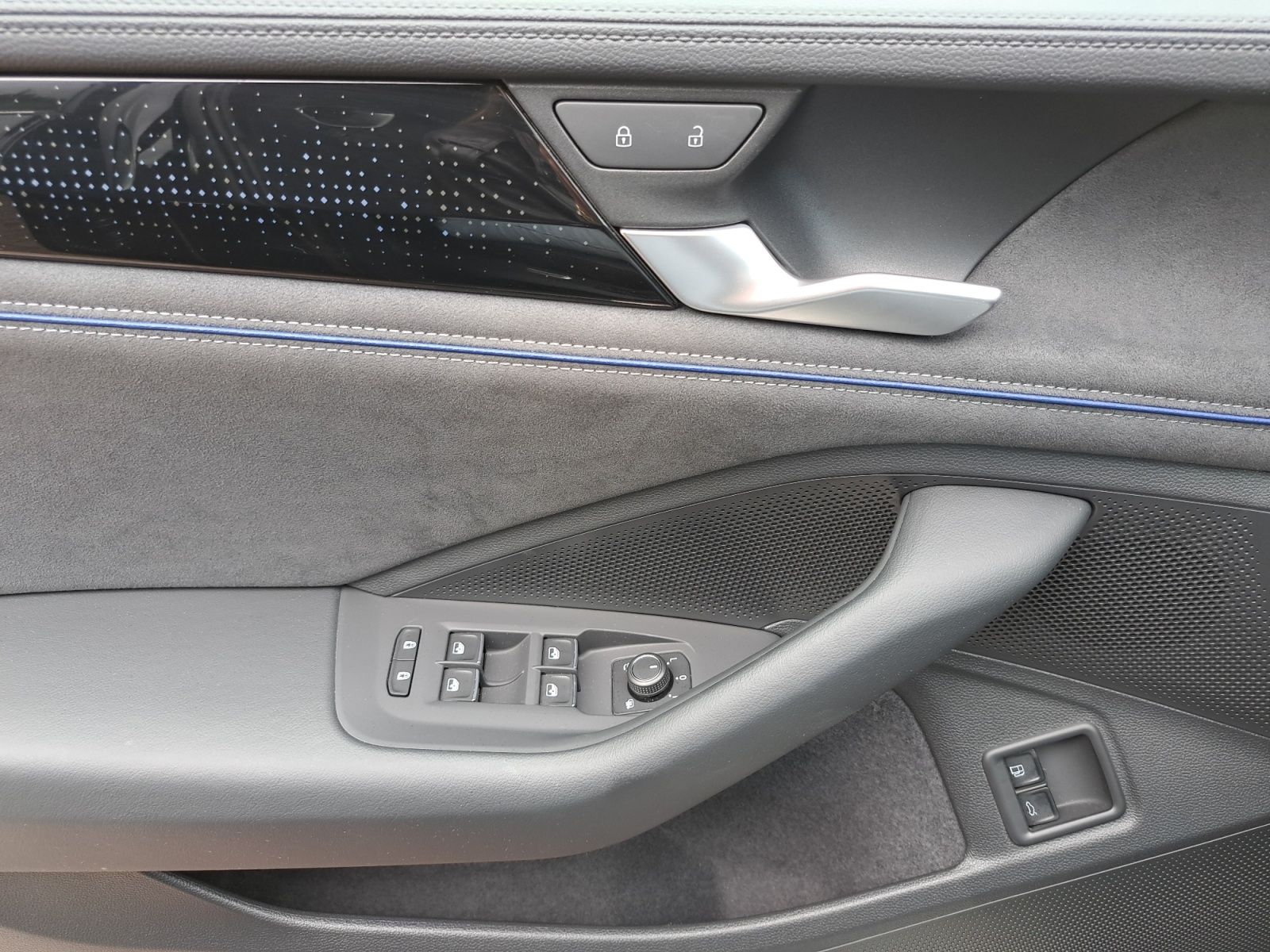 Volkswagen Passat Var. R-Line 1.5 eHybrid DSG AHK PANO 3,99