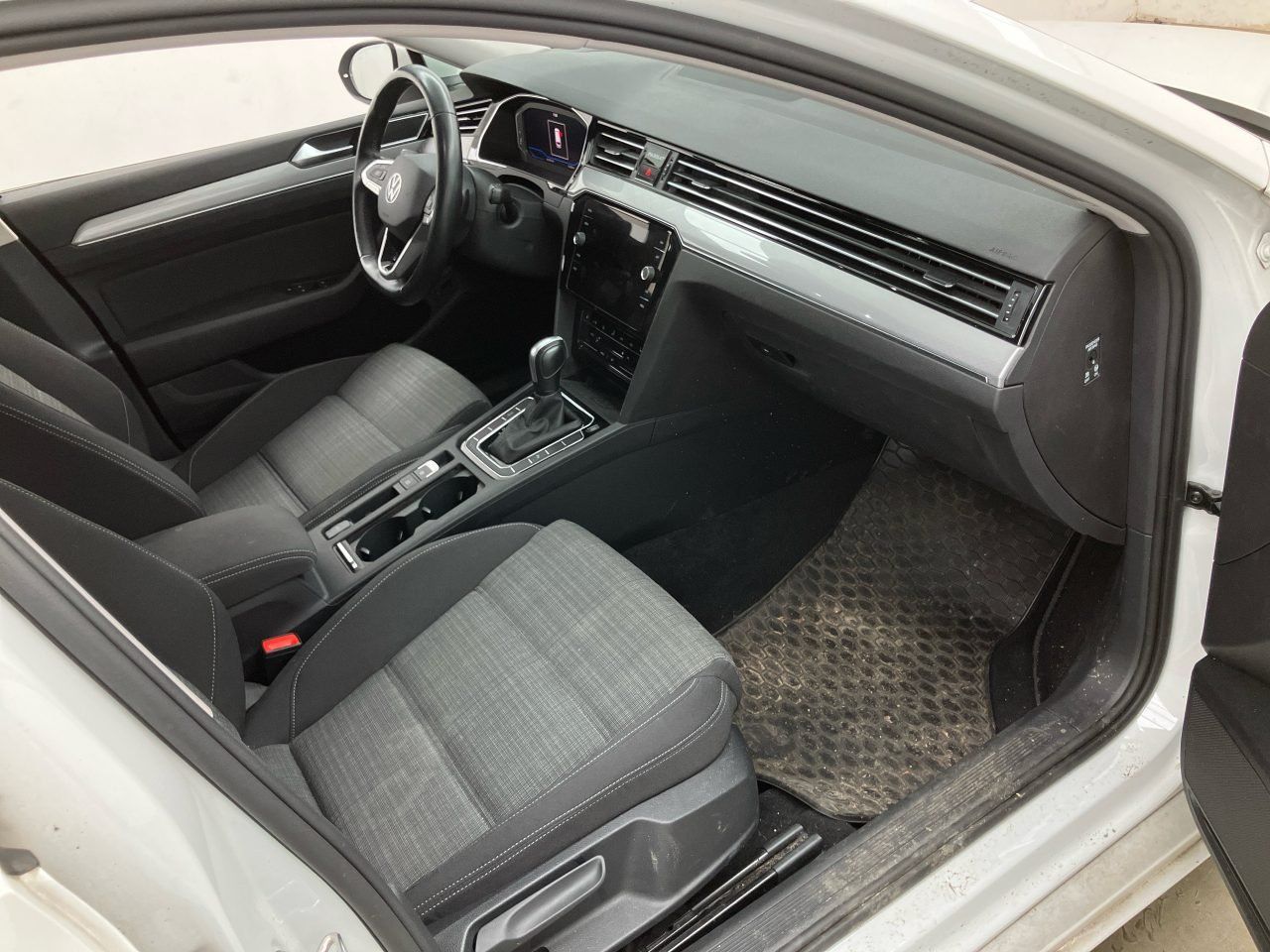 Volkswagen Passat Variant 2.0 TDI Business - Samsaru's Car Outlet
