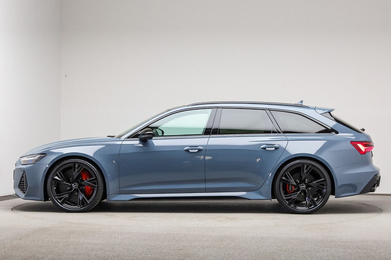 Audi RS 6 Avant HUP*KERAMIK*305KMH*LASER*AHK*PANO