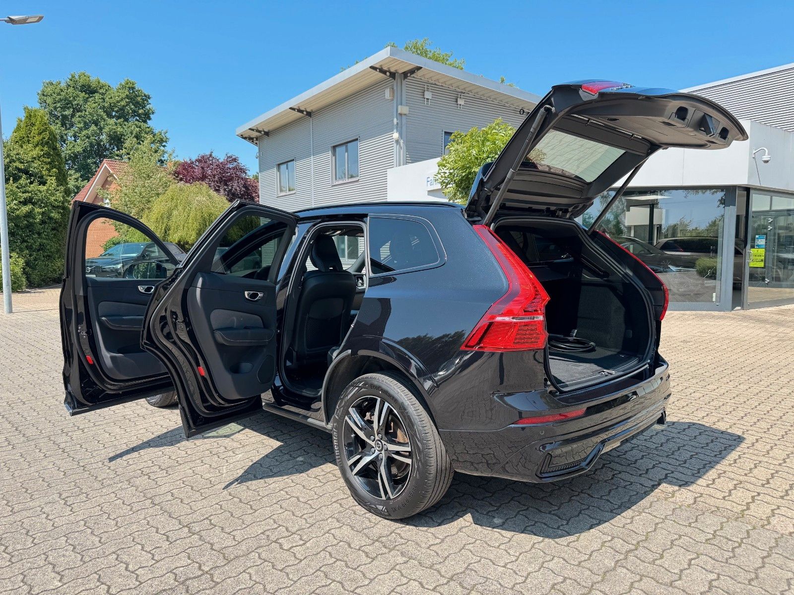 Volvo XC60 T6 Recharge AWD R-DESIGN - Samsaru's Car Outlet