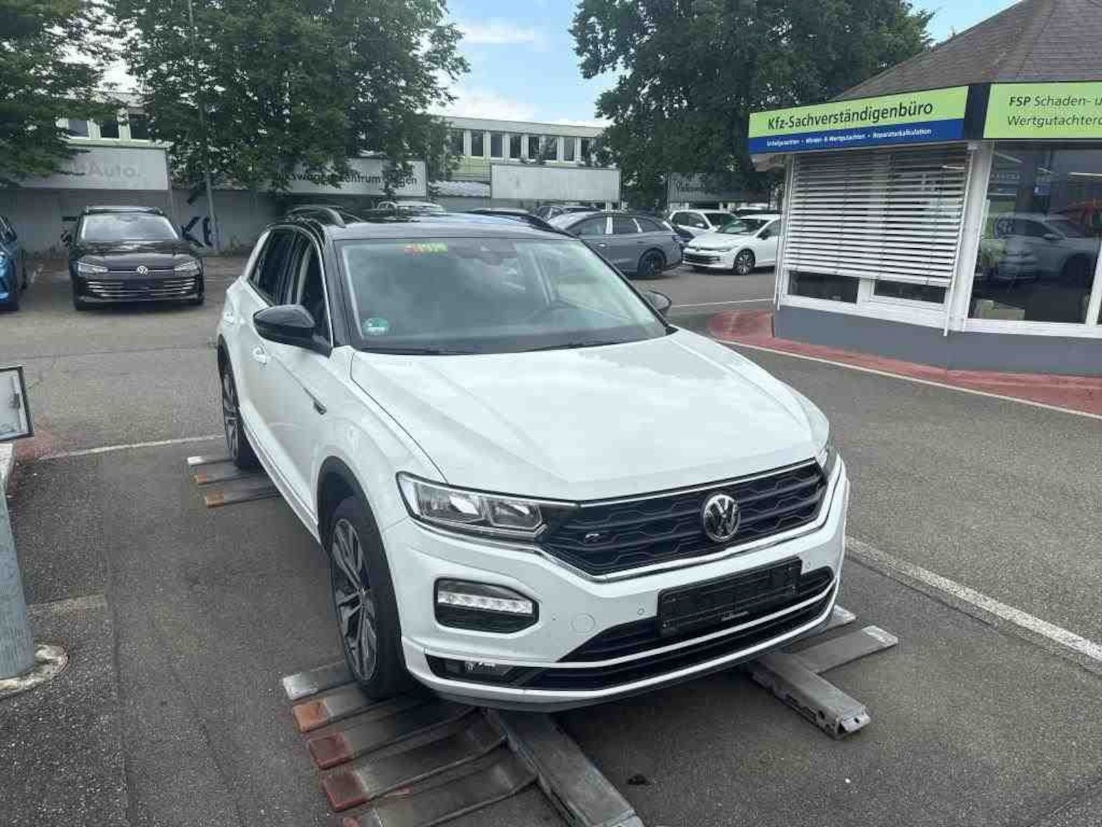 Volkswagen T-Roc 1.5 TSI R-Line - Samsaru's Car Outlet
