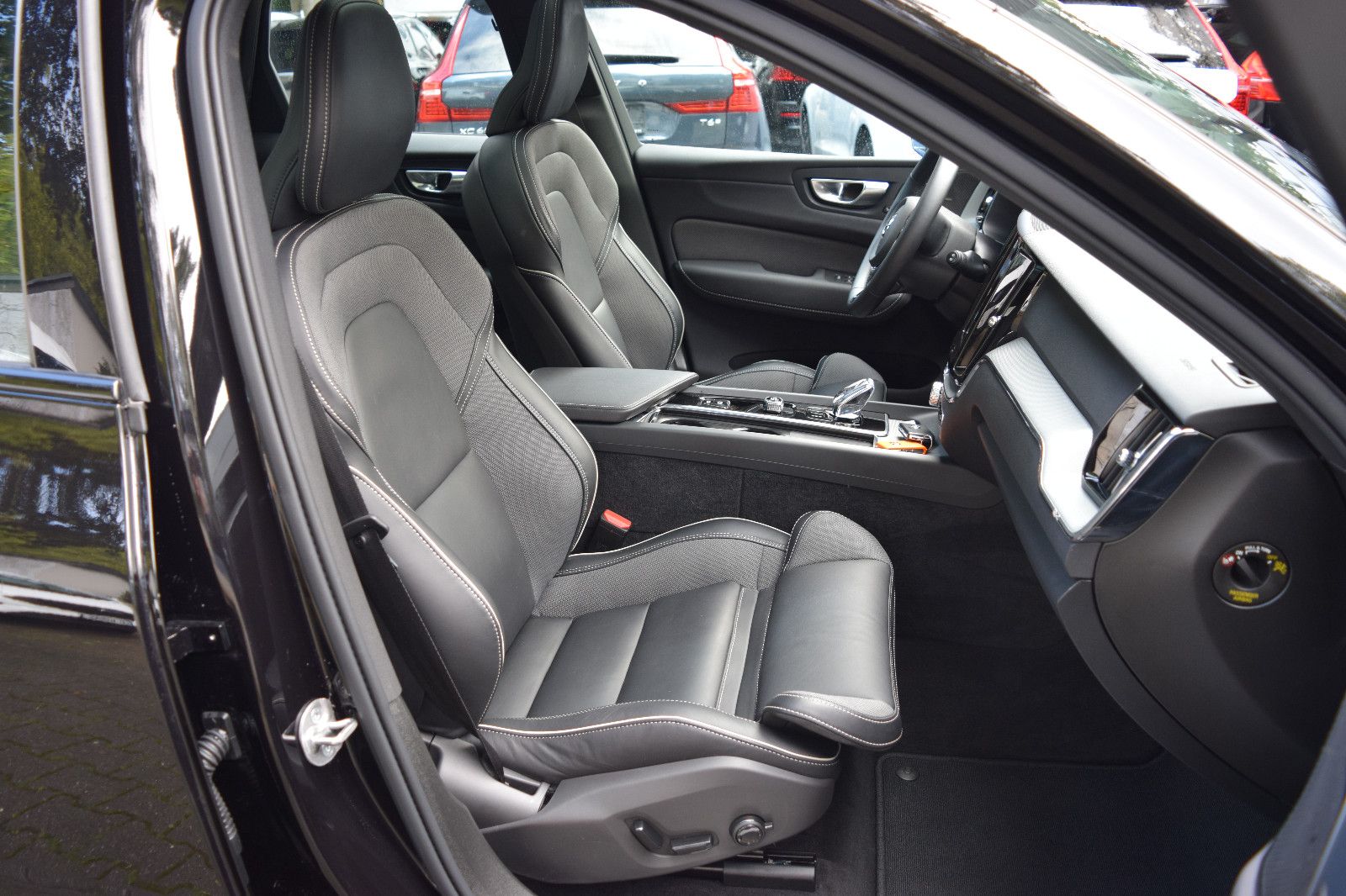 Volvo XC60 T6Plus Black Edition,AHK,Pano,360°K,H&K,21"