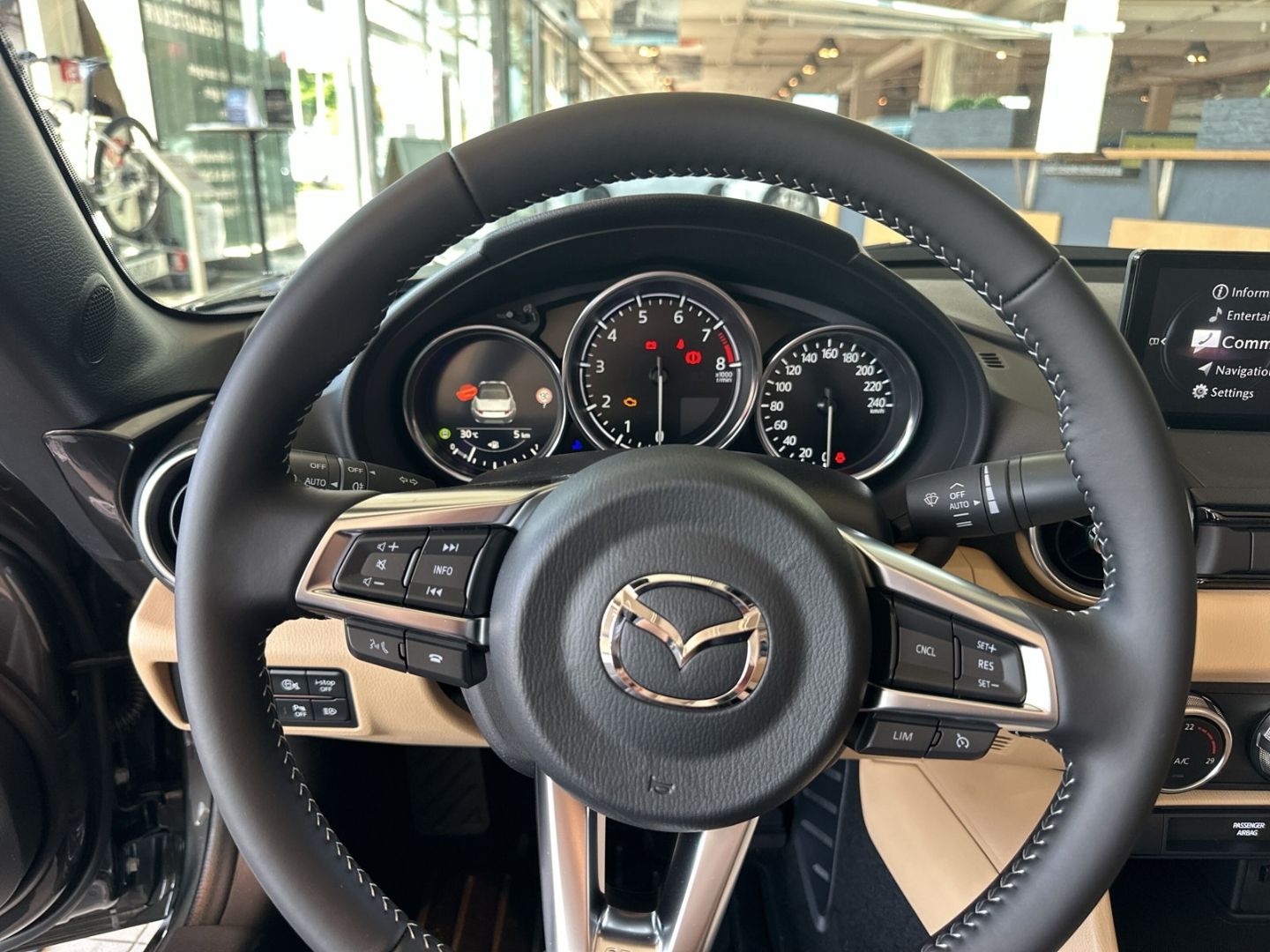 Mazda MX-5 Kazari Bose Soundsy. Apple CarPlay Nappaled