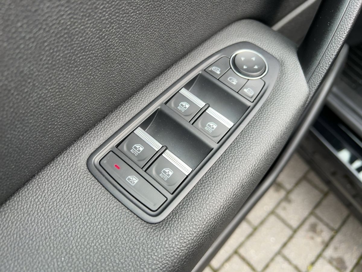 Renault Captur RIVE GAUCHE E-TECH Plug-in - Samsaru's Car Outlet