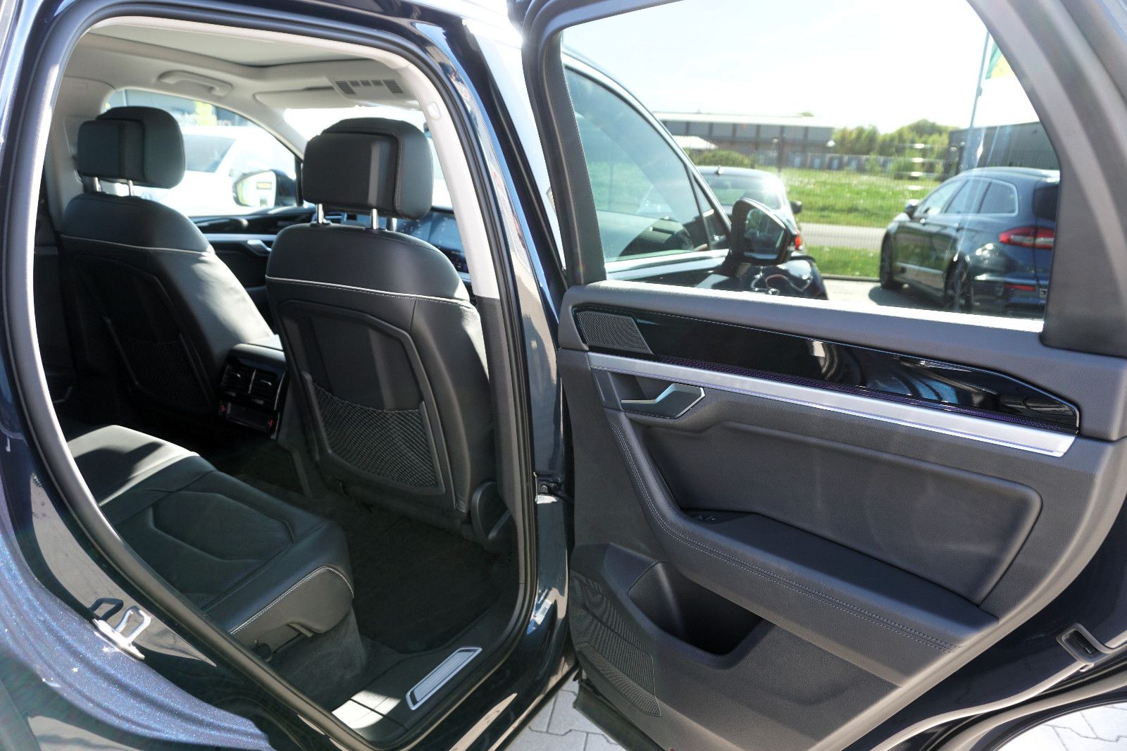 Volkswagen Touareg Elegance 4Motion - Samsaru's Car Outlet