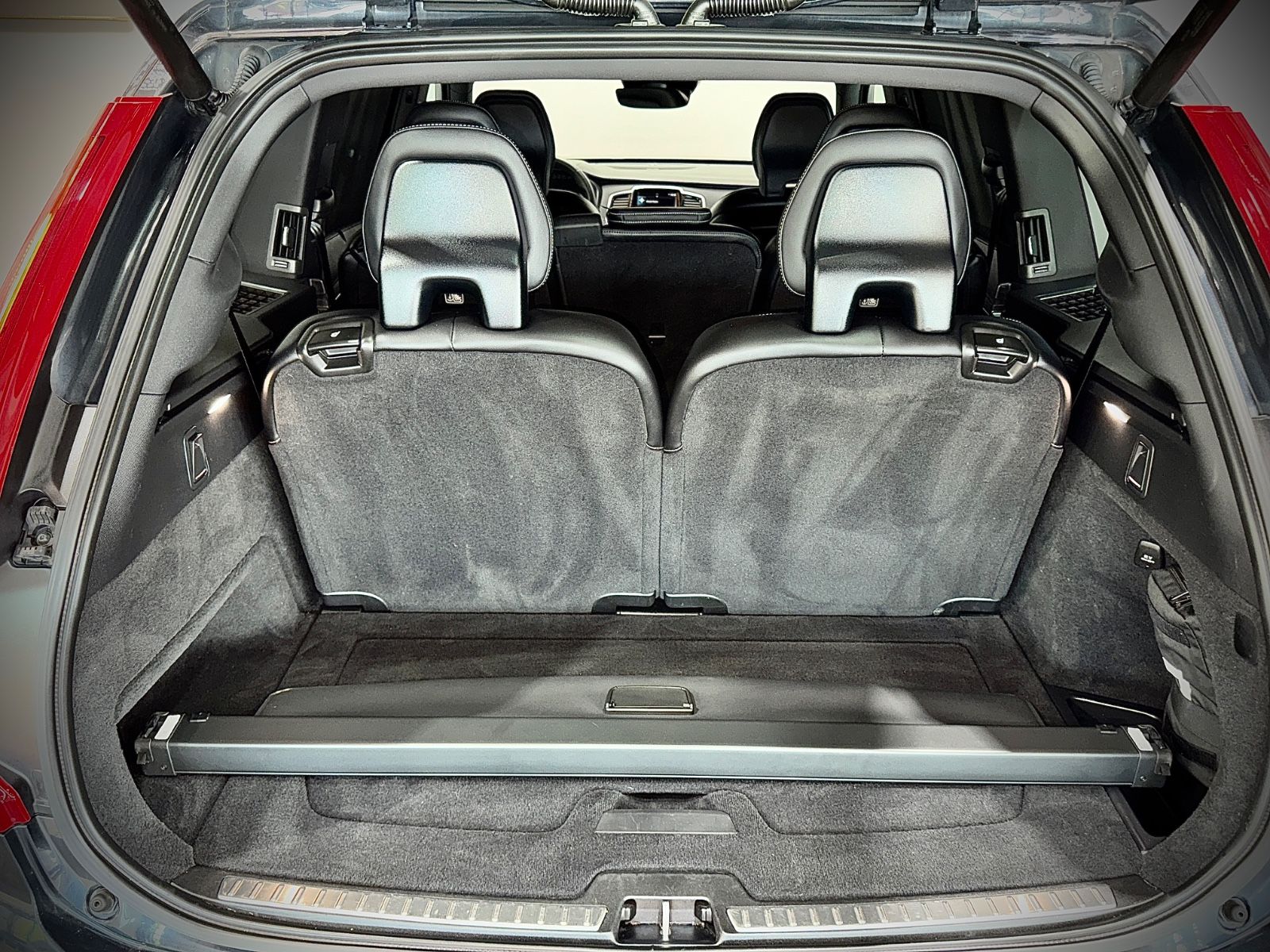 Volvo XC90 R-Design AWD - Samsaru's Car Outlet