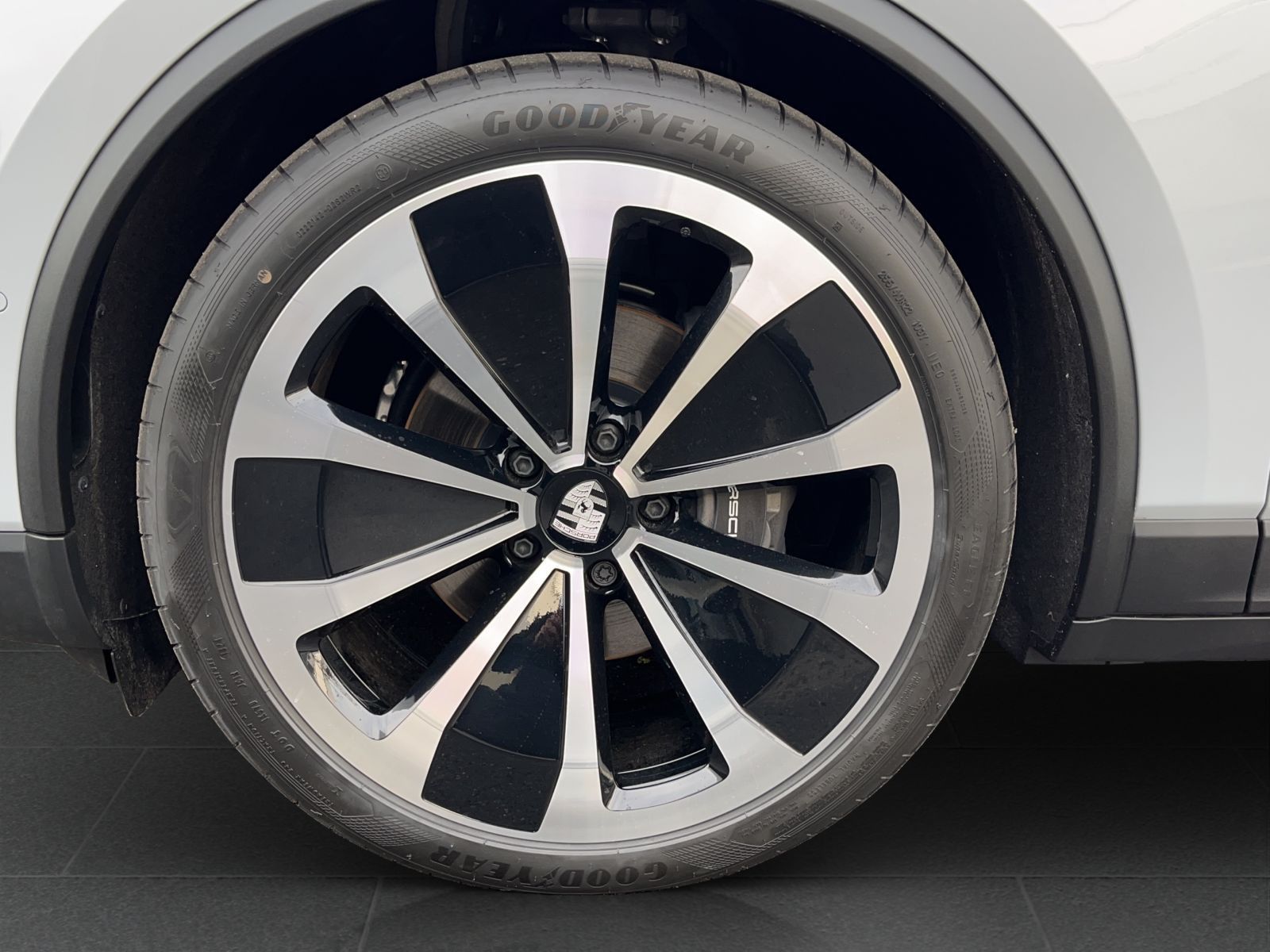 Porsche Macan 4 - Samsaru's Car Outlet