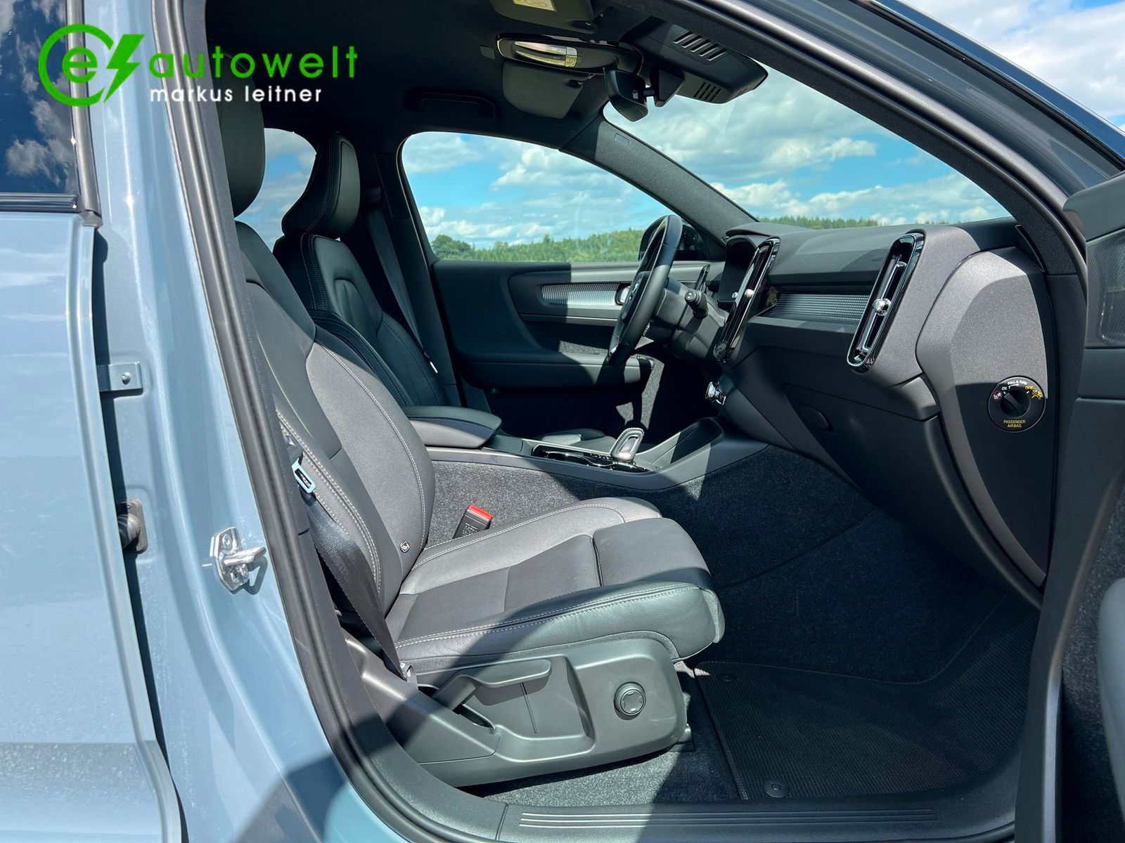 Volvo XC40 Recharge P8 AWD R-Design - Samsaru's Car Outlet