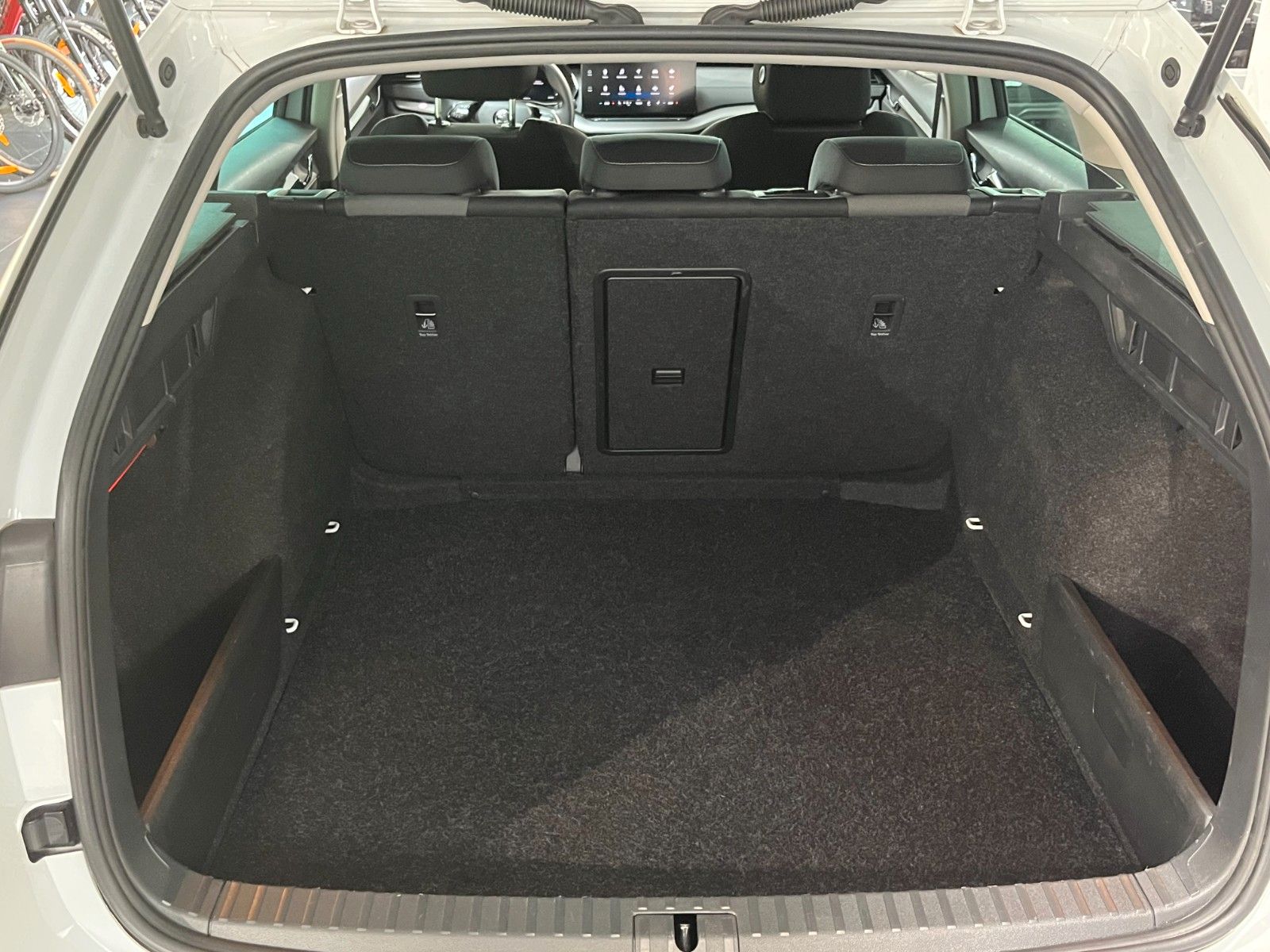 Skoda Octavia Combi 2.0 TDI DSG Ambition - Samsaru's Car Outlet