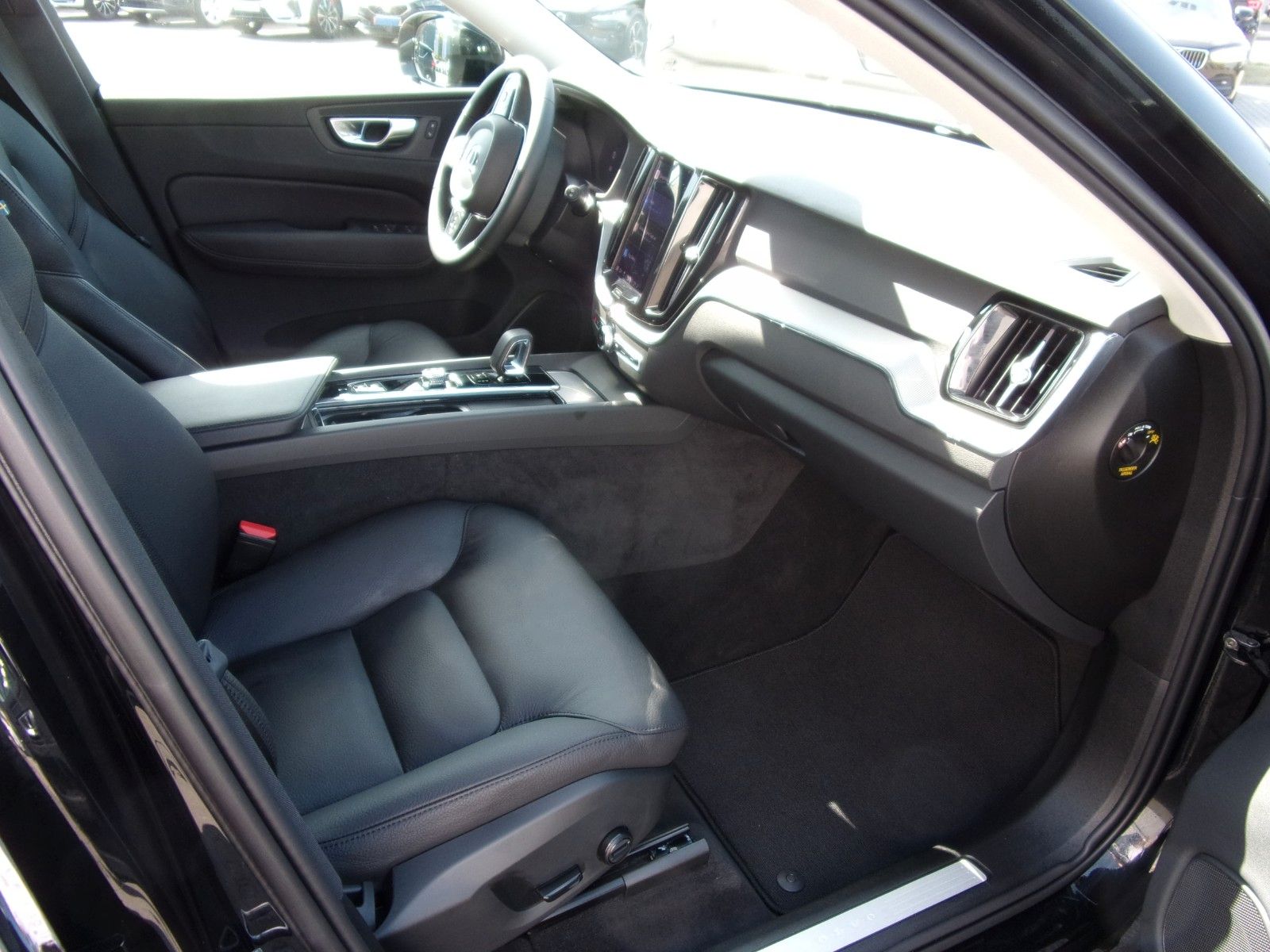 Volvo XC 60 B4 Core 2WD - Samsaru's Car Outlet