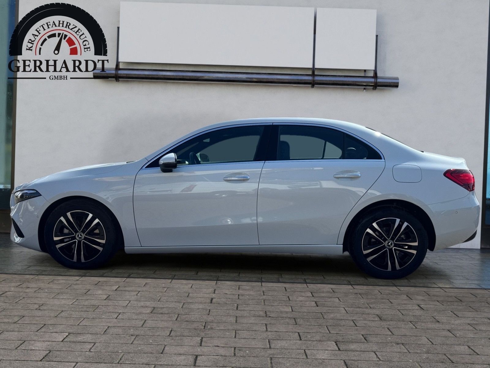 Mercedes-Benz A 180 AMG-Line - Samsaru's Car Outlet