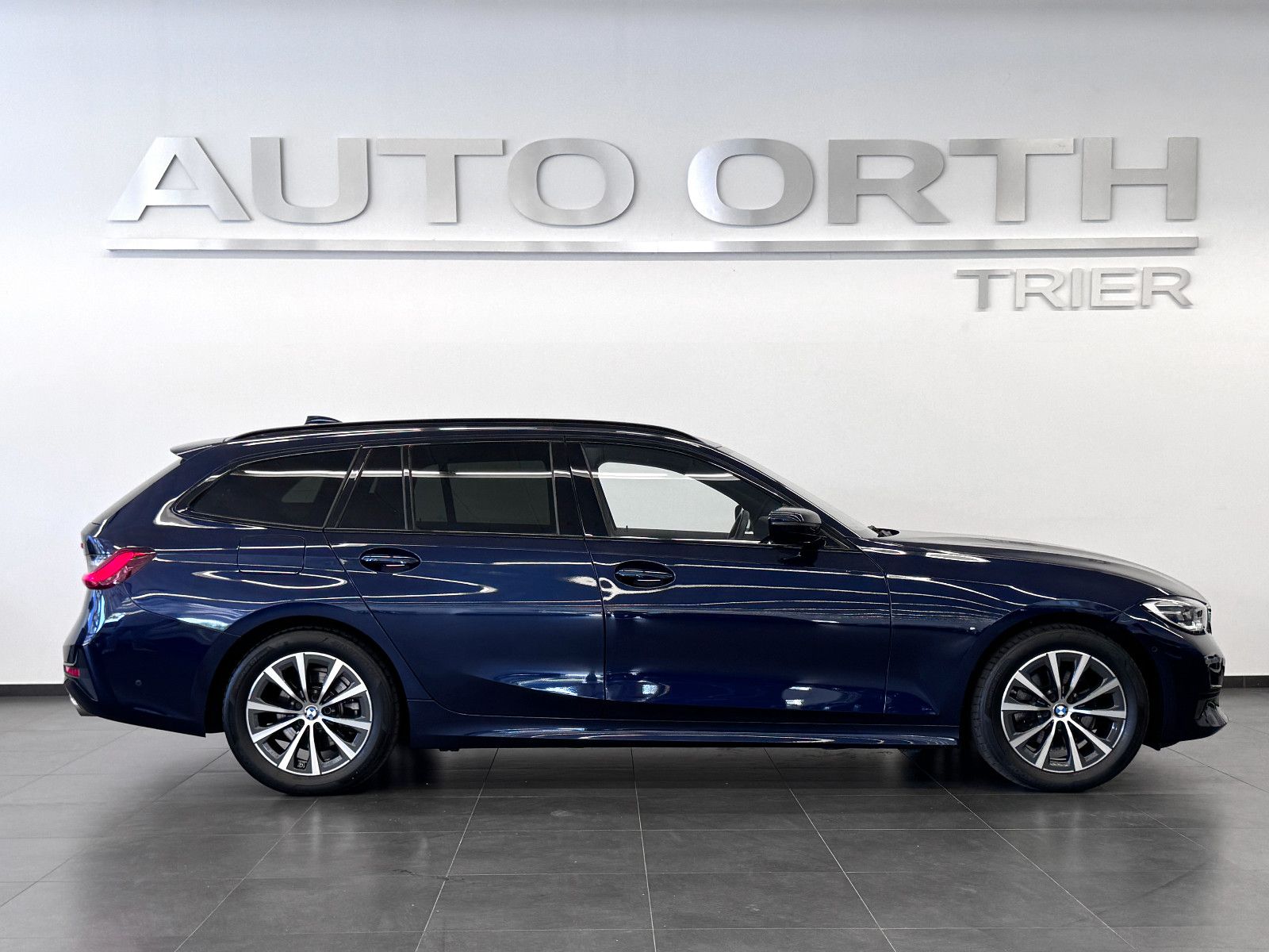 BMW 320d Touring AUTOM. LC-PROF - Samsaru's Car Outlet