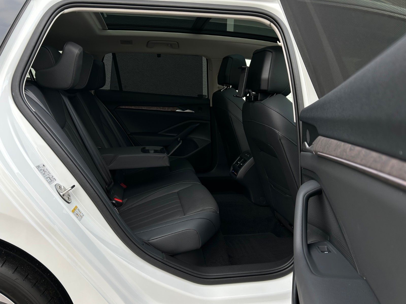 Skoda SUPERB COMBI 4x4 L&K*STHEIZ*VOLL*GARANTIE-2030*