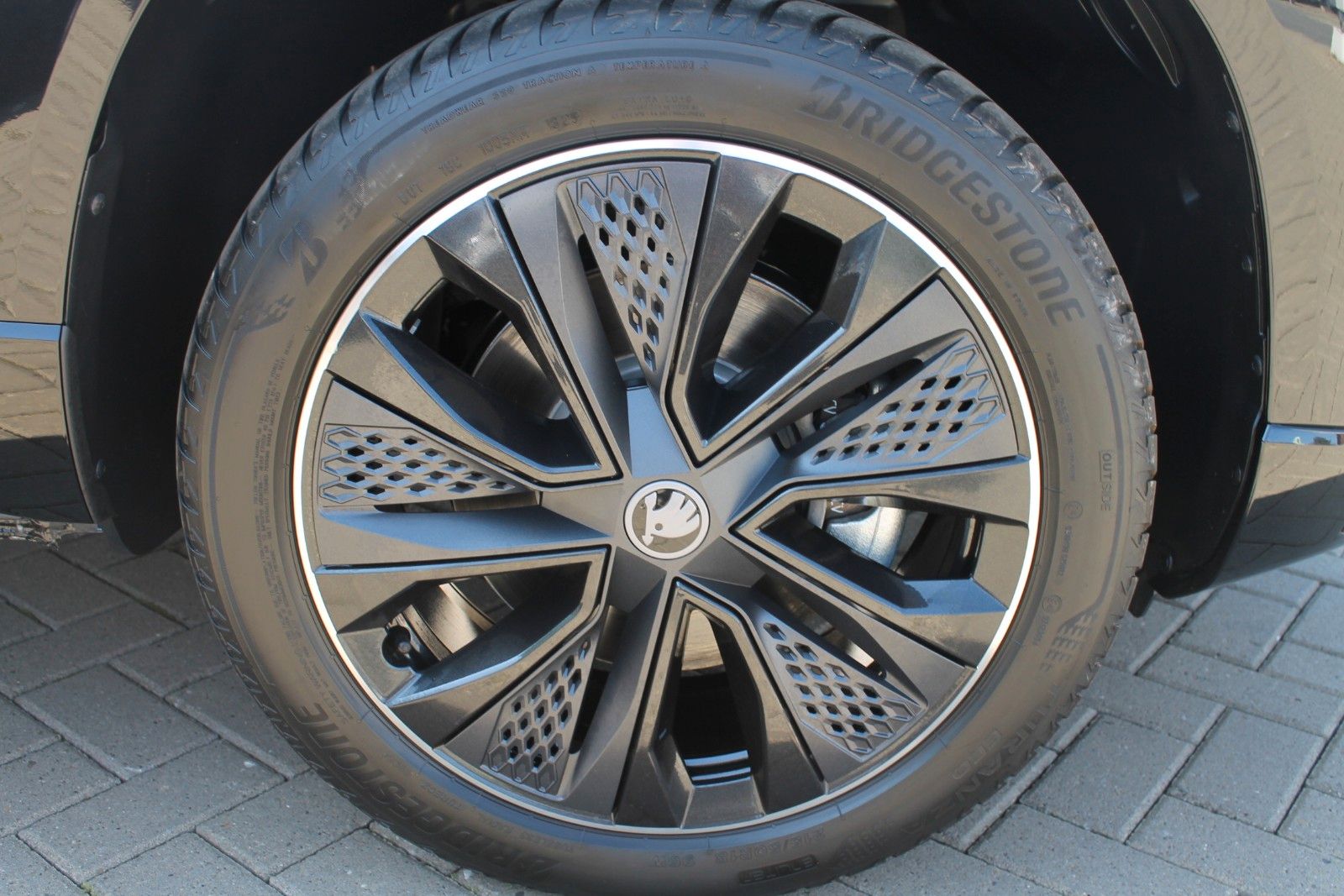 Skoda Karoq 1.5 TSI DSG Sportline AHK/NAVI/ACC/Canton