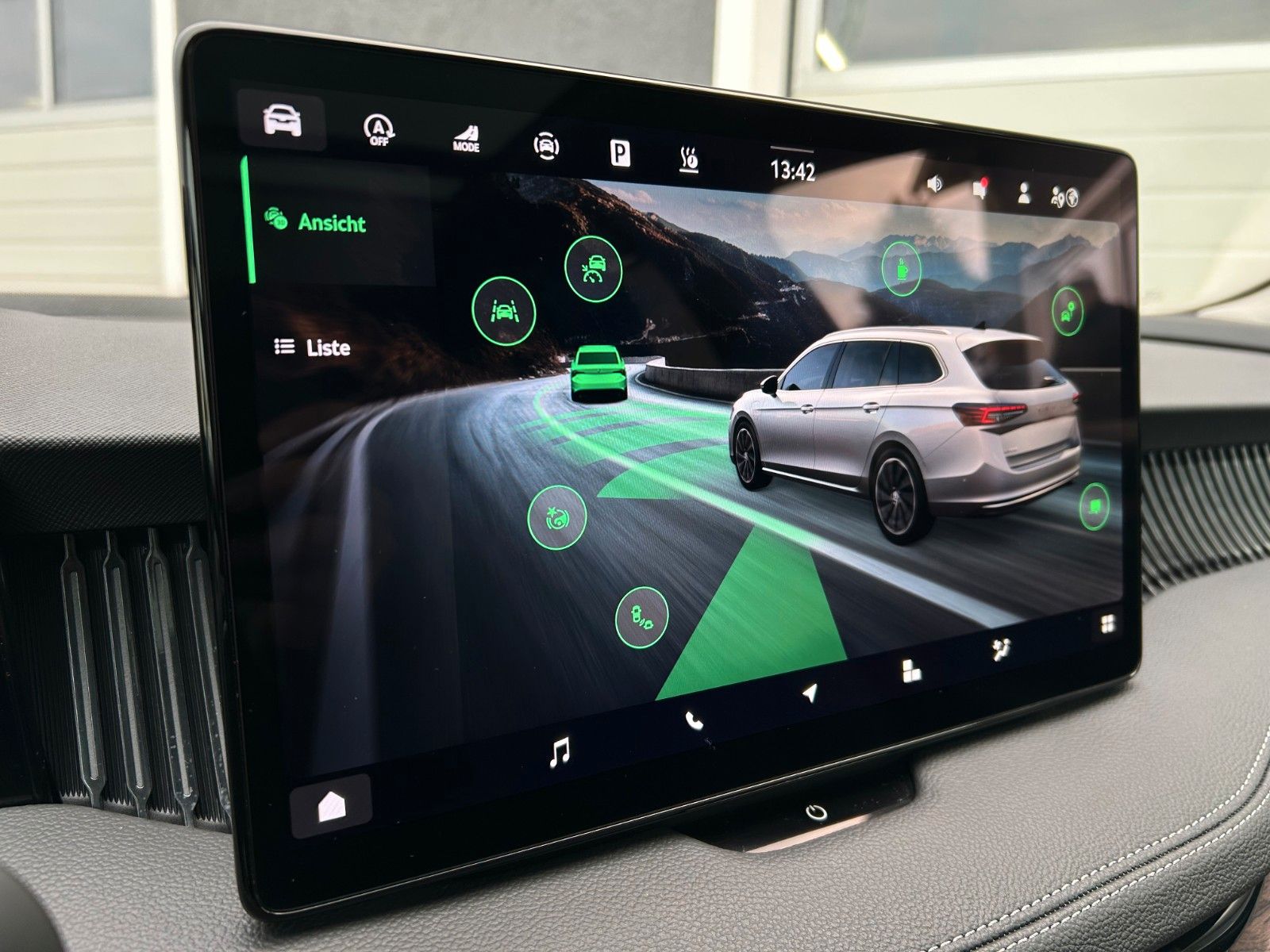 Skoda SUPERB COMBI 4x4 L&K*STHEIZ*VOLL*GARANTIE-2030*