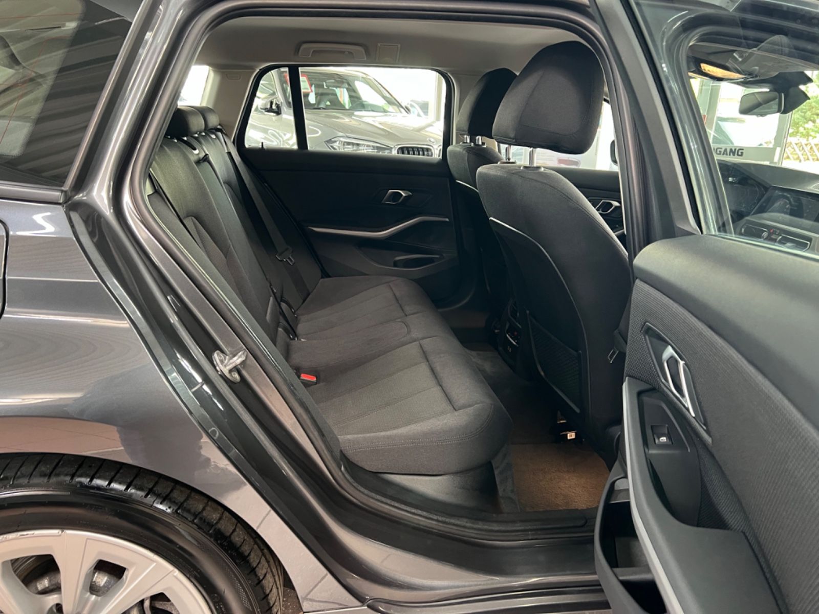 BMW 330 e Touring Advantage - Samsaru's Car Outlet