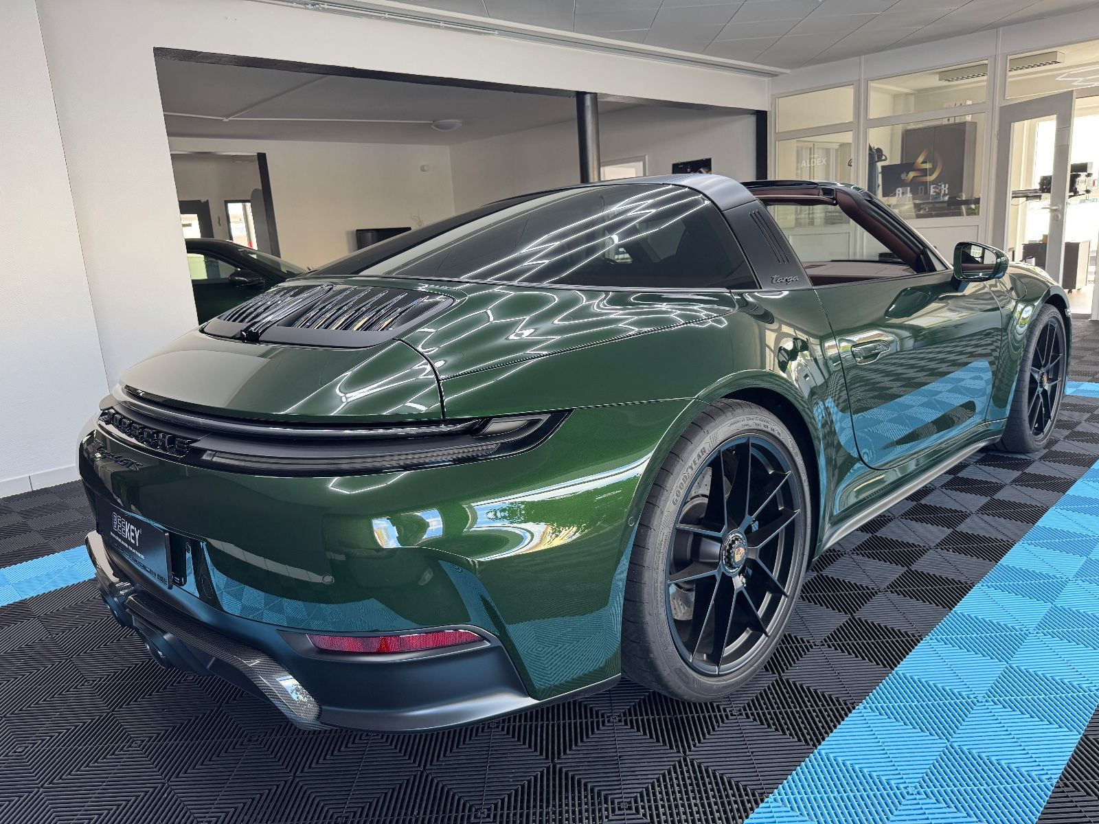 Porsche 992.2 Targa 4 GTS°BURMESTER°CARBON°GREEN/BROWN°