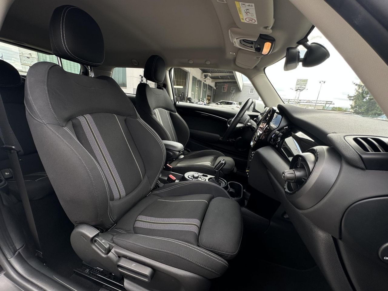 MINI Cooper SE Essential - Samsaru's Car Outlet