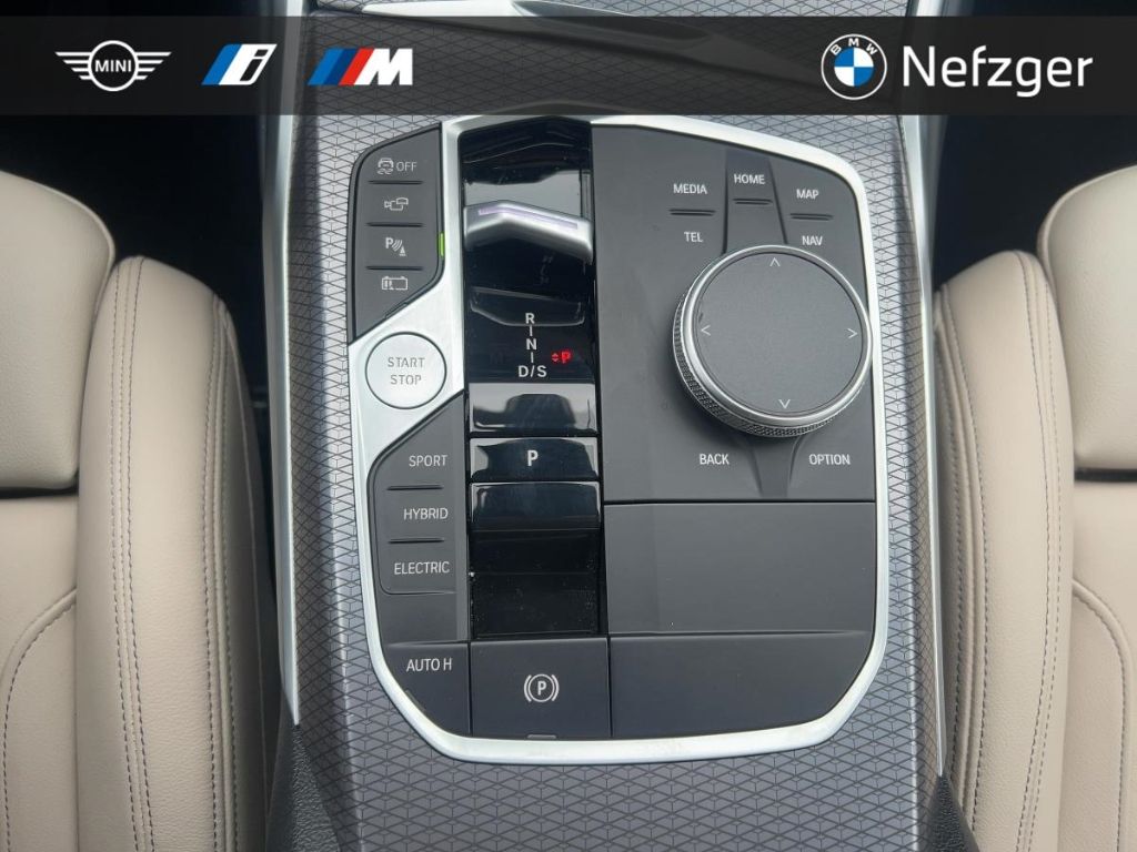 BMW 330 e xDrive Touring AHK M Sport HUD Pano HiFi
