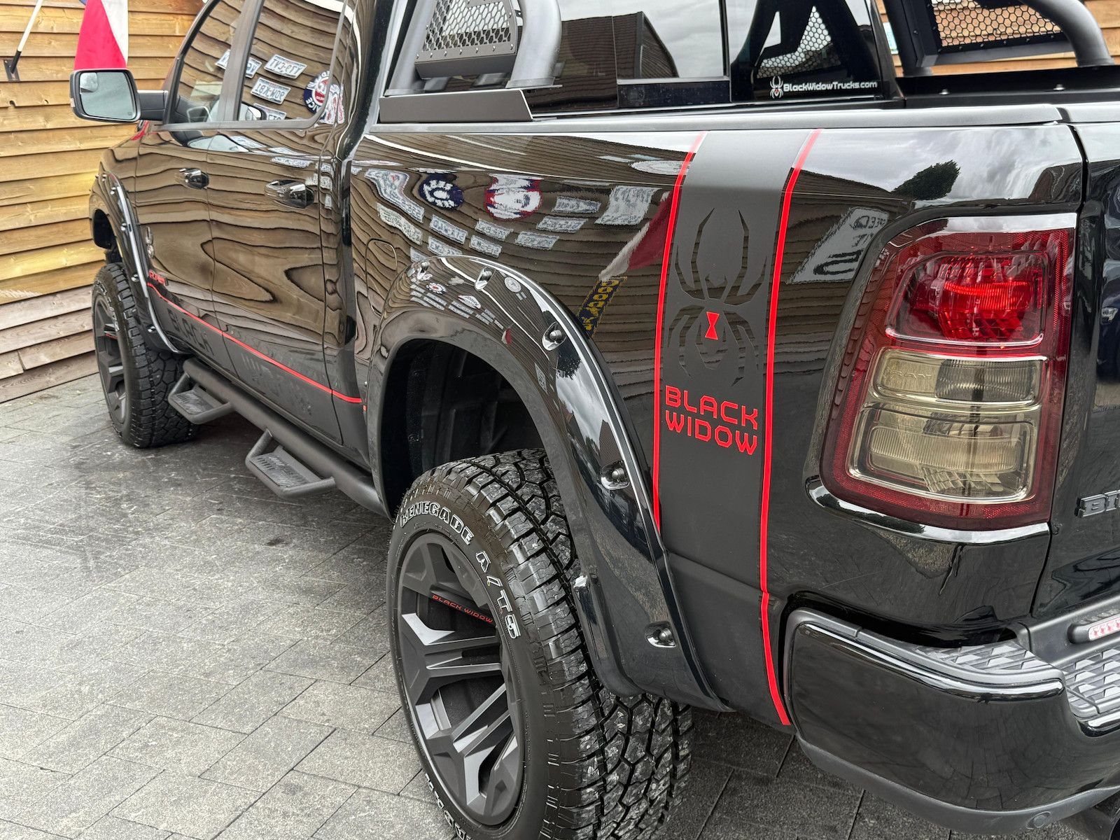 Dodge RAM 1500 6´´ BLACK WIDOW 5.7L 12´´ LED