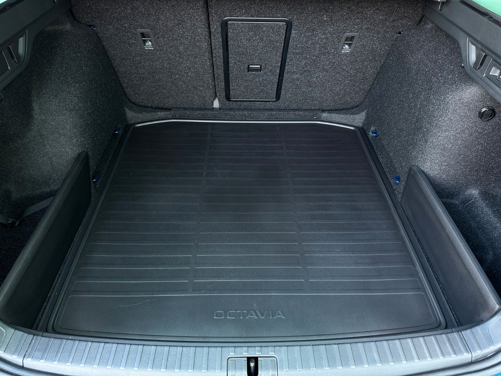 Skoda 204PS 4x4 DSG Sportline NAVI KAMERA eHK LM18"AHK