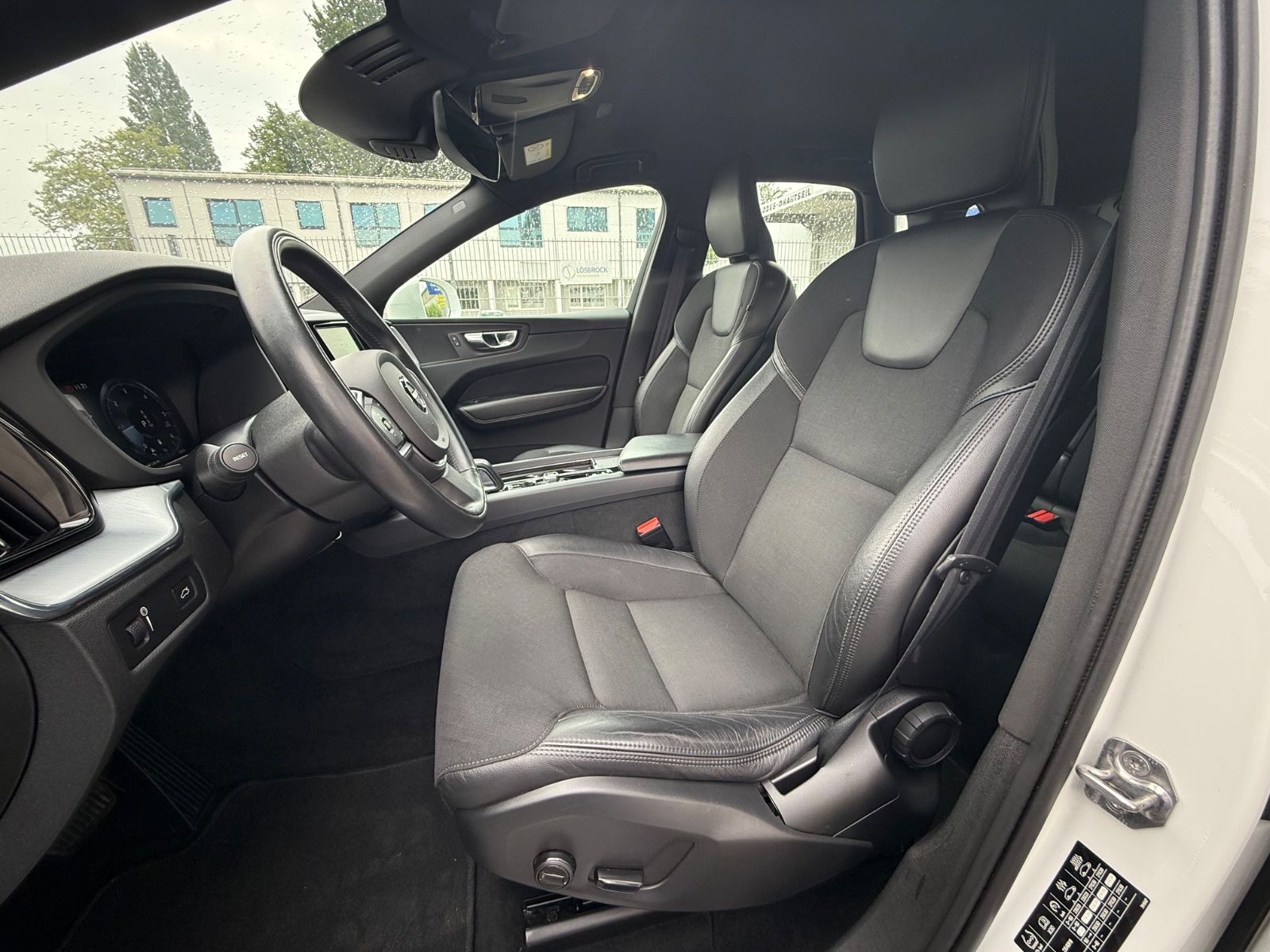 Volvo XC60 Momentum Pro AWD - Samsaru's Car Outlet