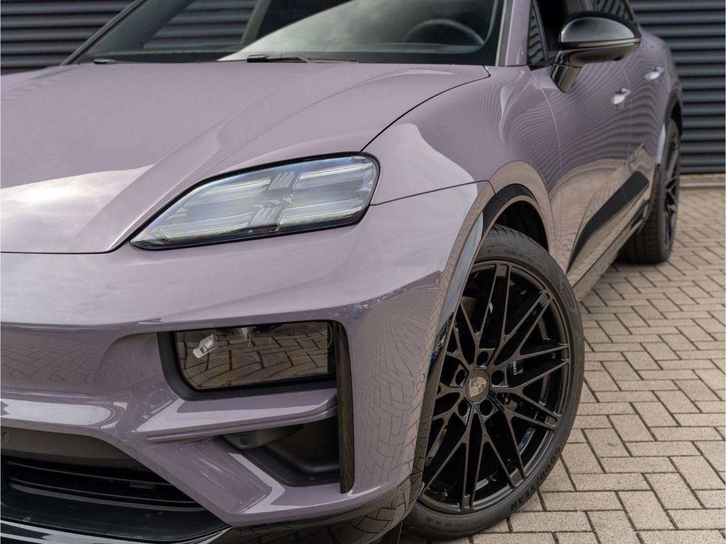 Porsche Macan Electric Turbo Matrix LED Beifahrerdisplay