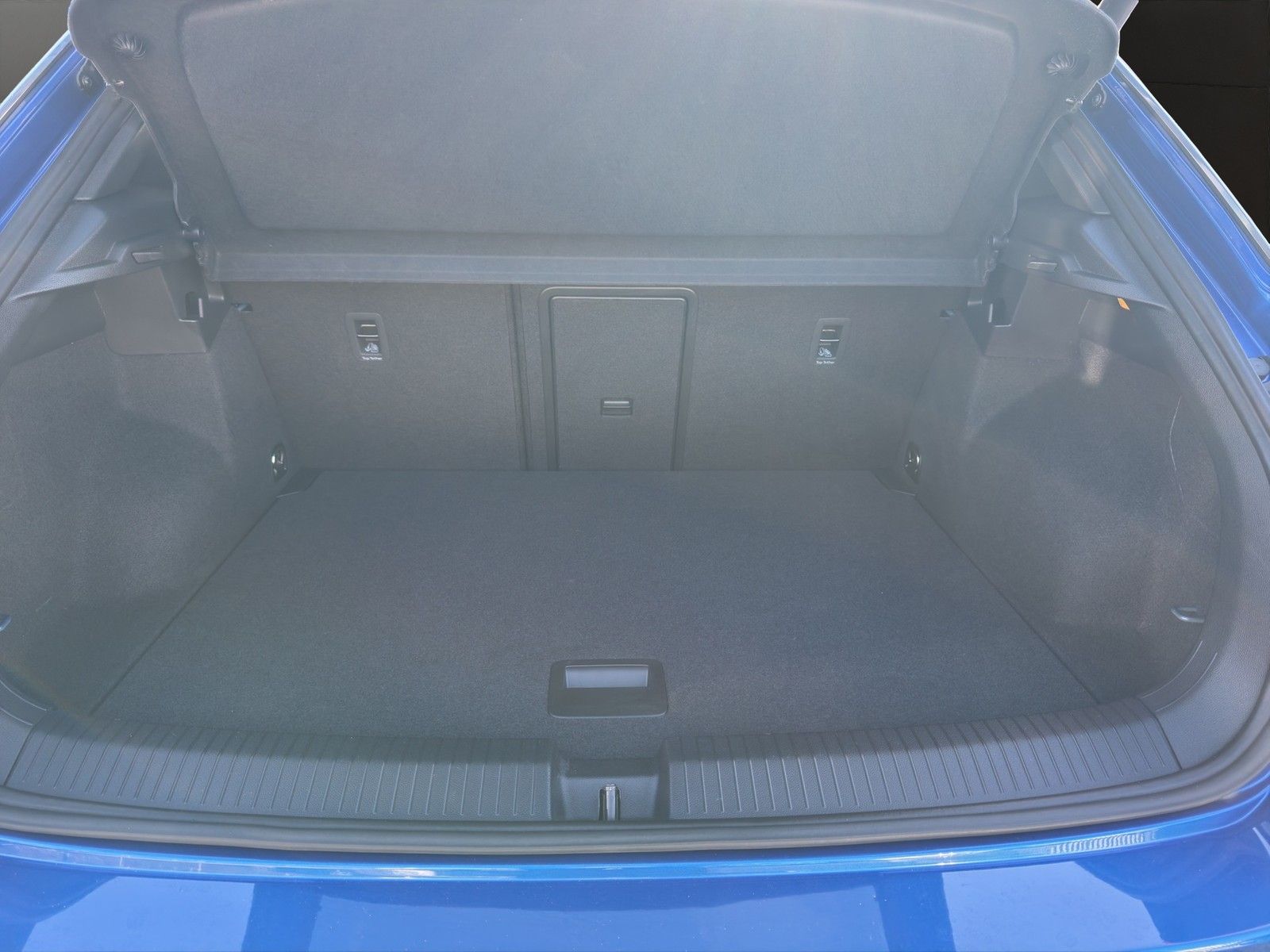 Volkswagen T-Roc 1.5 TSI Sport - Samsaru's Car Outlet