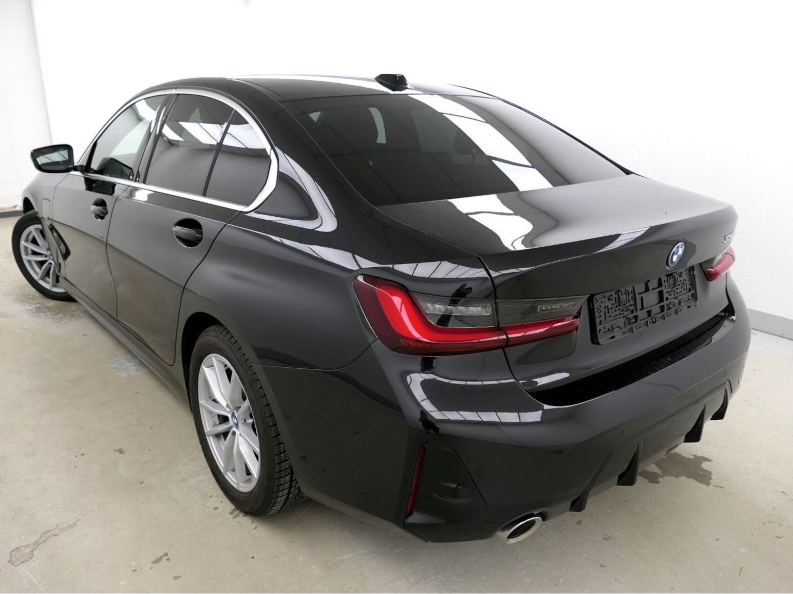 BMW 330e M Sport - Samsaru's Car Outlet
