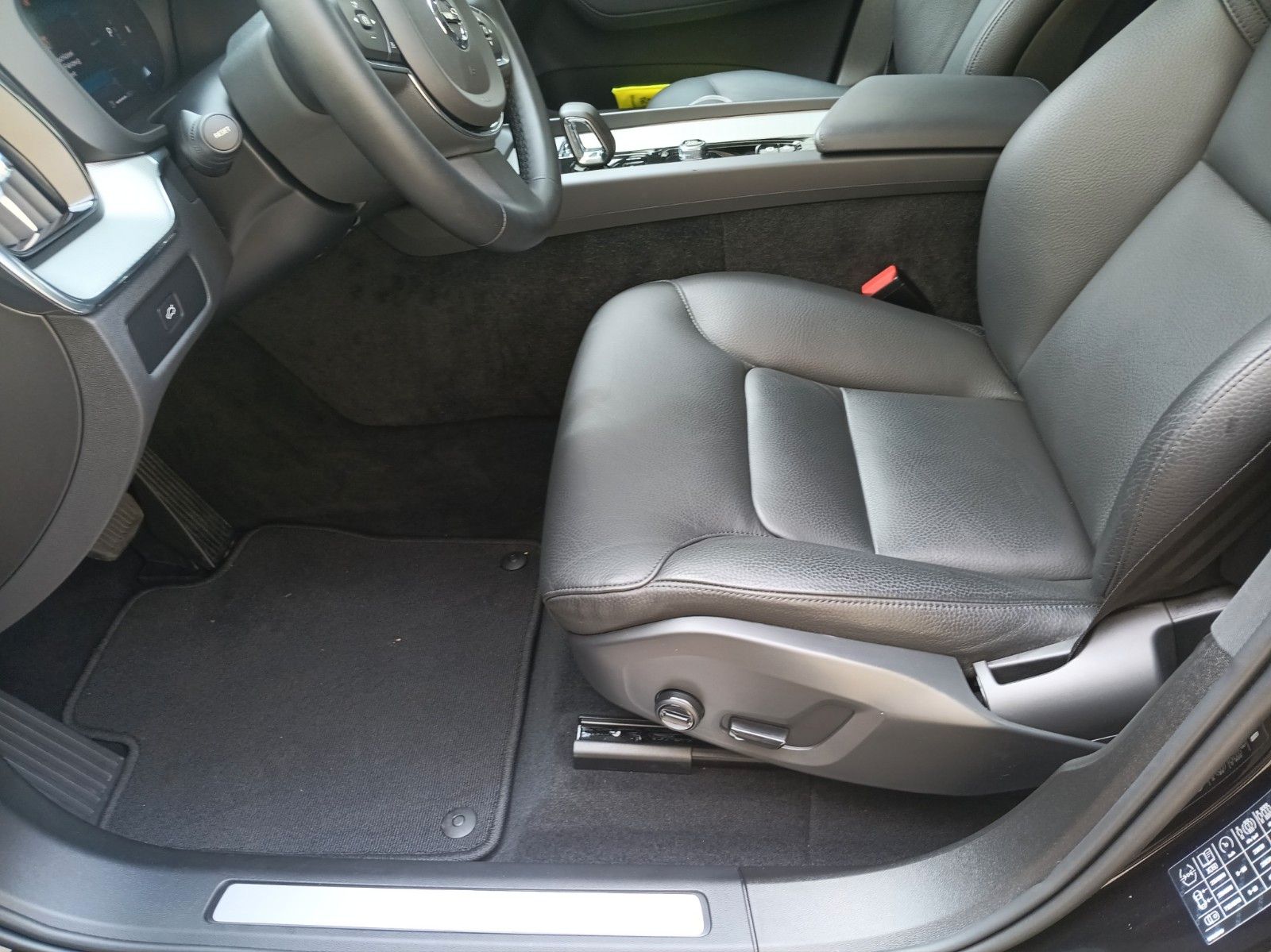 Volvo XC60 B4 2WD Core - Samsaru's Car Outlet