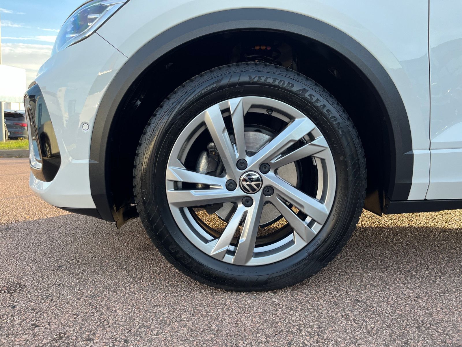 Volkswagen T-Roc R-Line - Samsaru's Car Outlet