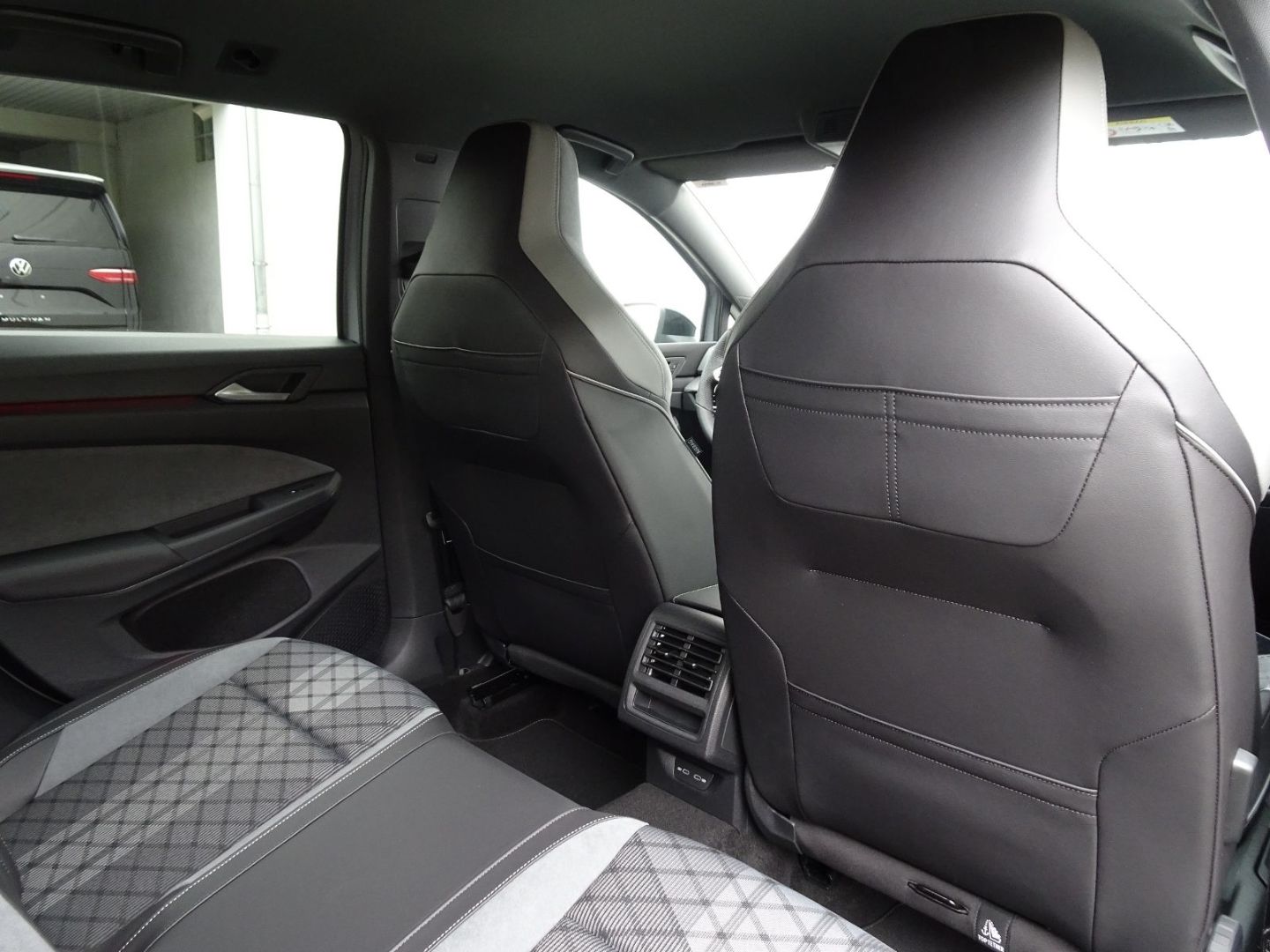 Volkswagen Golf Variant VIII 1.5 TSI R-Line - Samsaru's Car Outlet