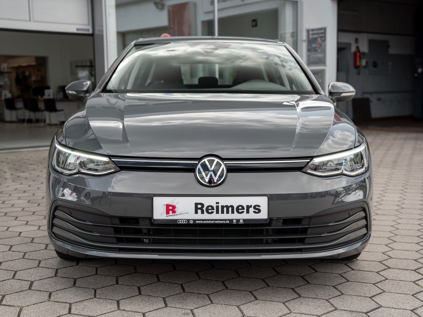 Volkswagen Golf Life 1.5 eTSI DSG - Samsaru's Car Outlet