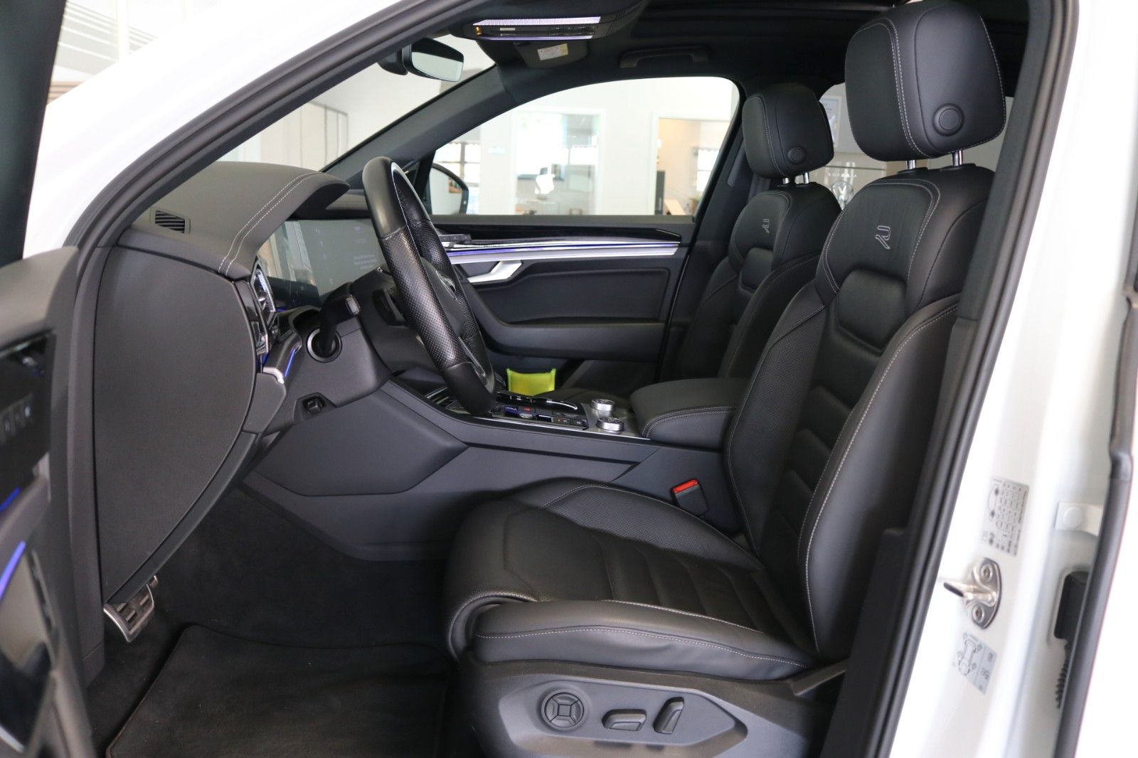 Volkswagen Touareg 2x R-Line Black - Samsaru's Car Outlet