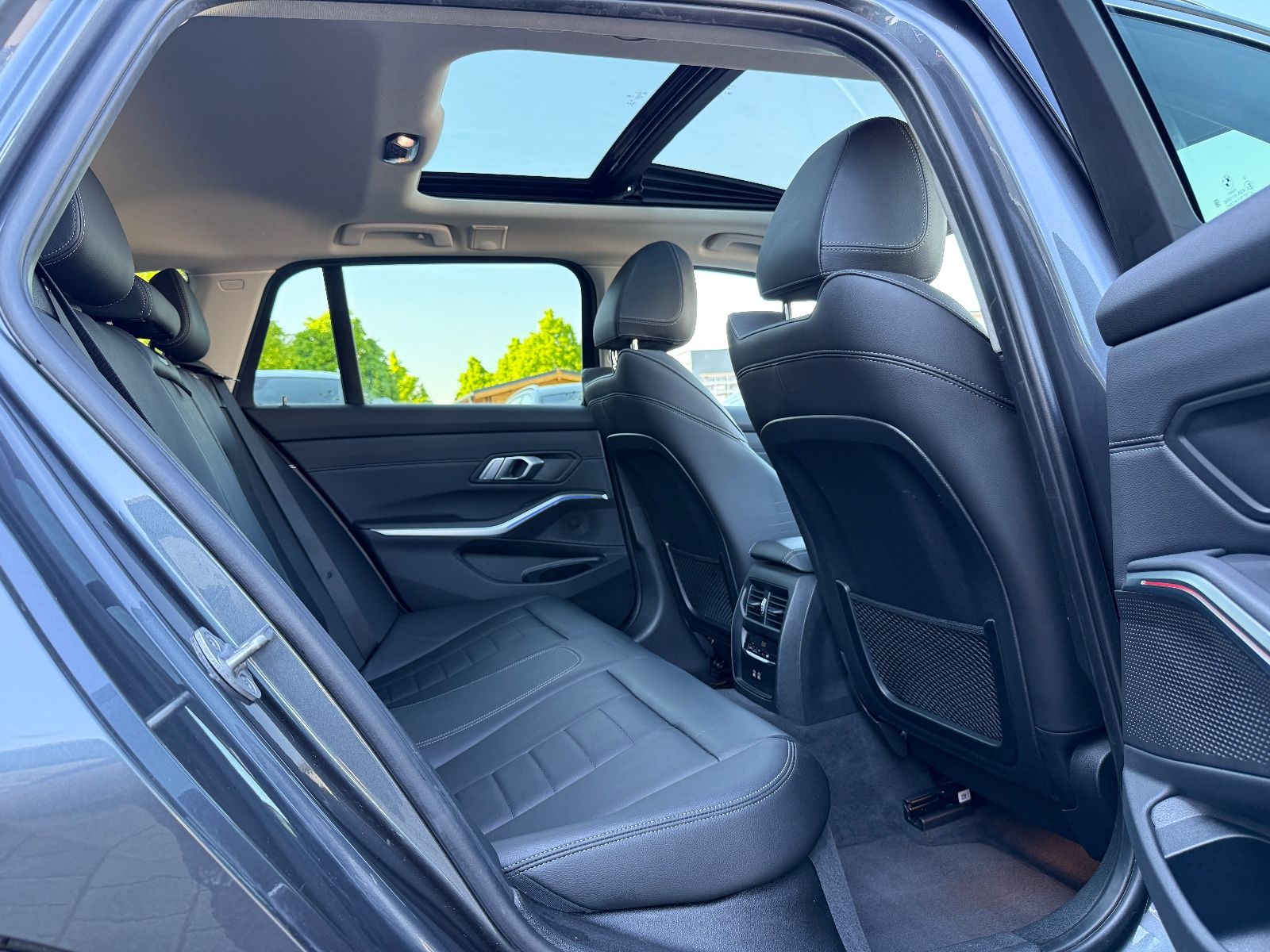 BMW 320 d xDrive LUXURY - Samsaru's Car Outlet