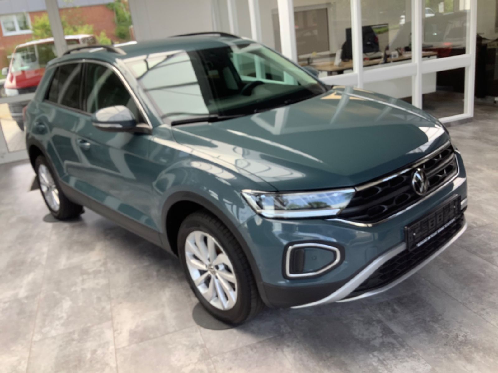 Volkswagen T-Roc Life DSG - Samsaru's Car Outlet