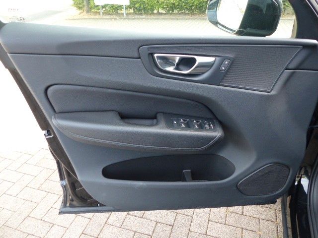 Volvo XC60 Momentum Pro B4 - Samsaru's Car Outlet