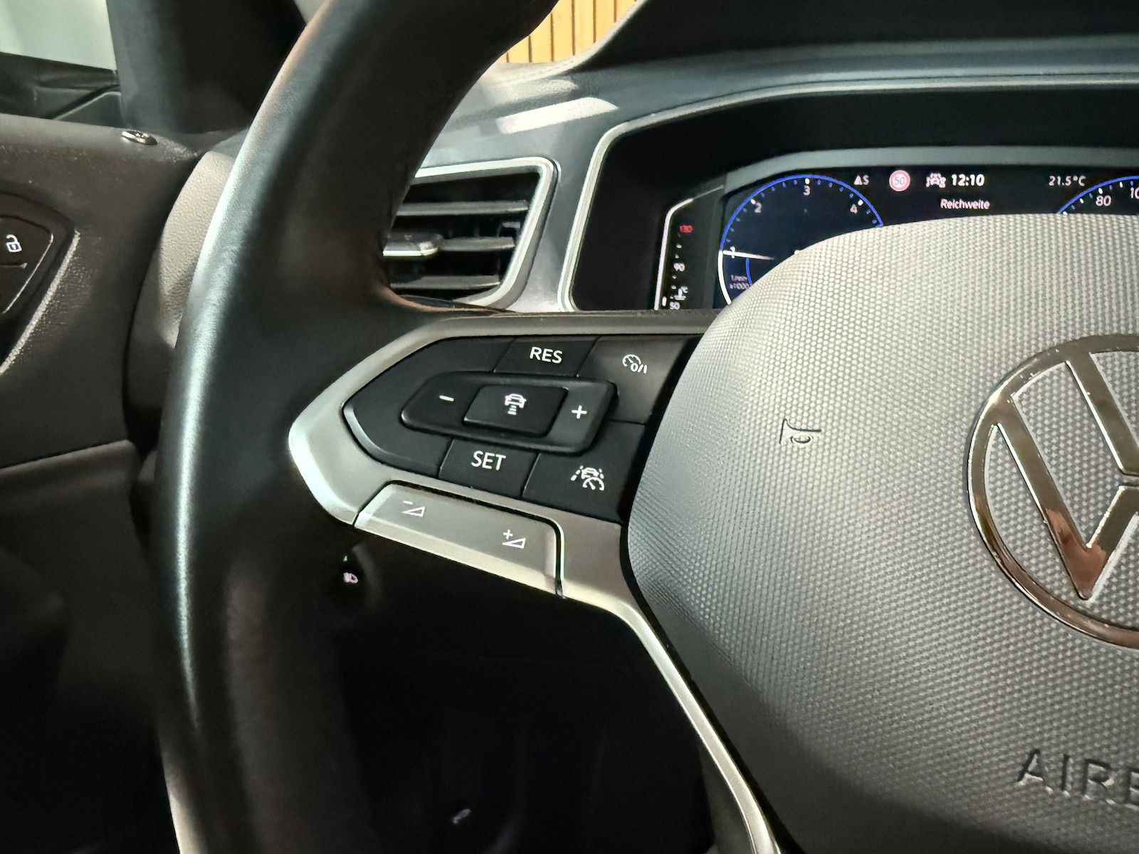 Volkswagen T-Roc 2.0 TDI Style - Samsaru's Car Outlet