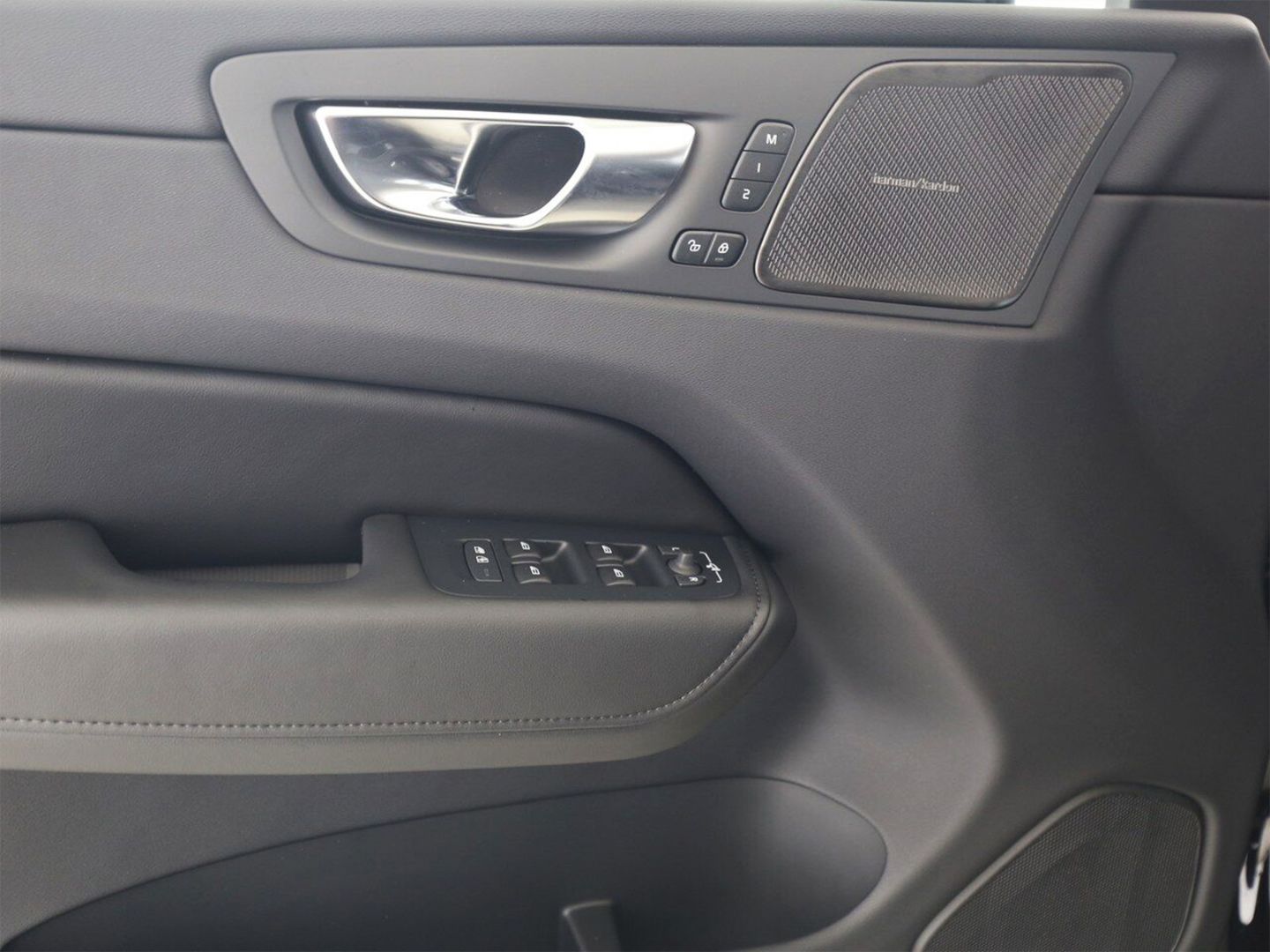 Volvo XC60 T8 Ultra Dark Recharge Plug-In Hybrid AWD - Samsaru's Car Outlet