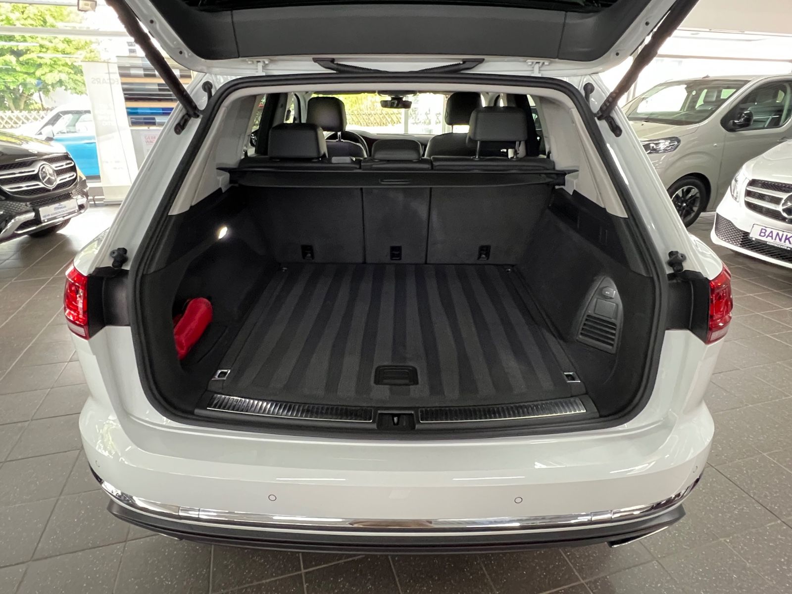Volkswagen Touareg 3.0 TSI Elegance 4Motion eHybrid - Samsaru's Car Outlet
