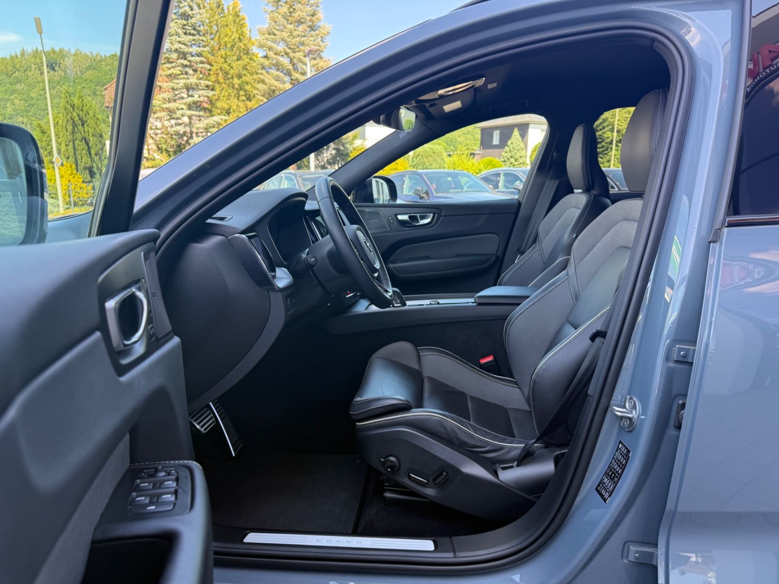 Volvo XC60 R-Design - Samsaru's Car Outlet