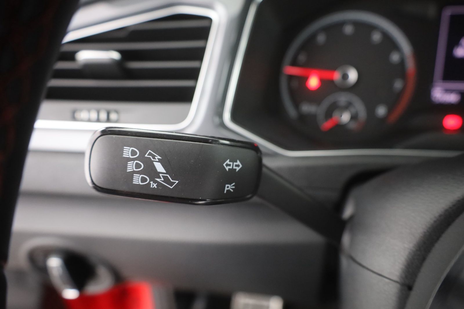 Volkswagen T-Roc 1.5 TSI DSG Sport - Samsaru's Car Outlet