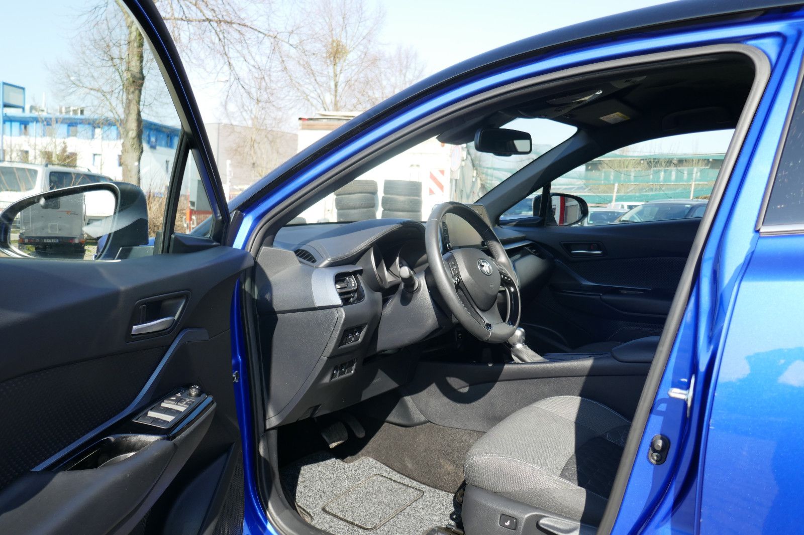 Toyota C-HR 2.0l Hybrid Team - Samsaru's Car Outlet