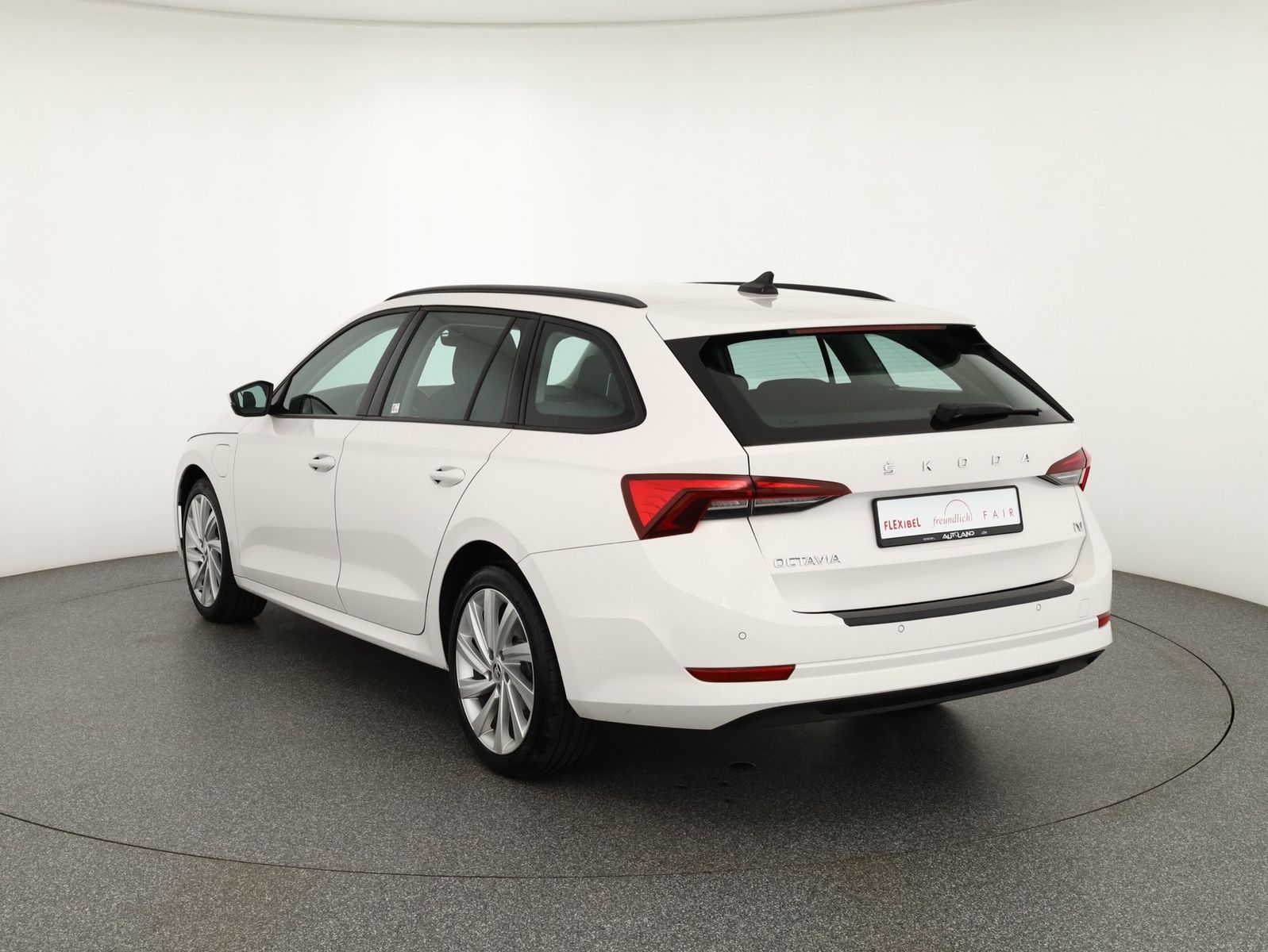 Skoda Octavia Combi 1.4 TSI iV Ambition - Samsaru's Car Outlet