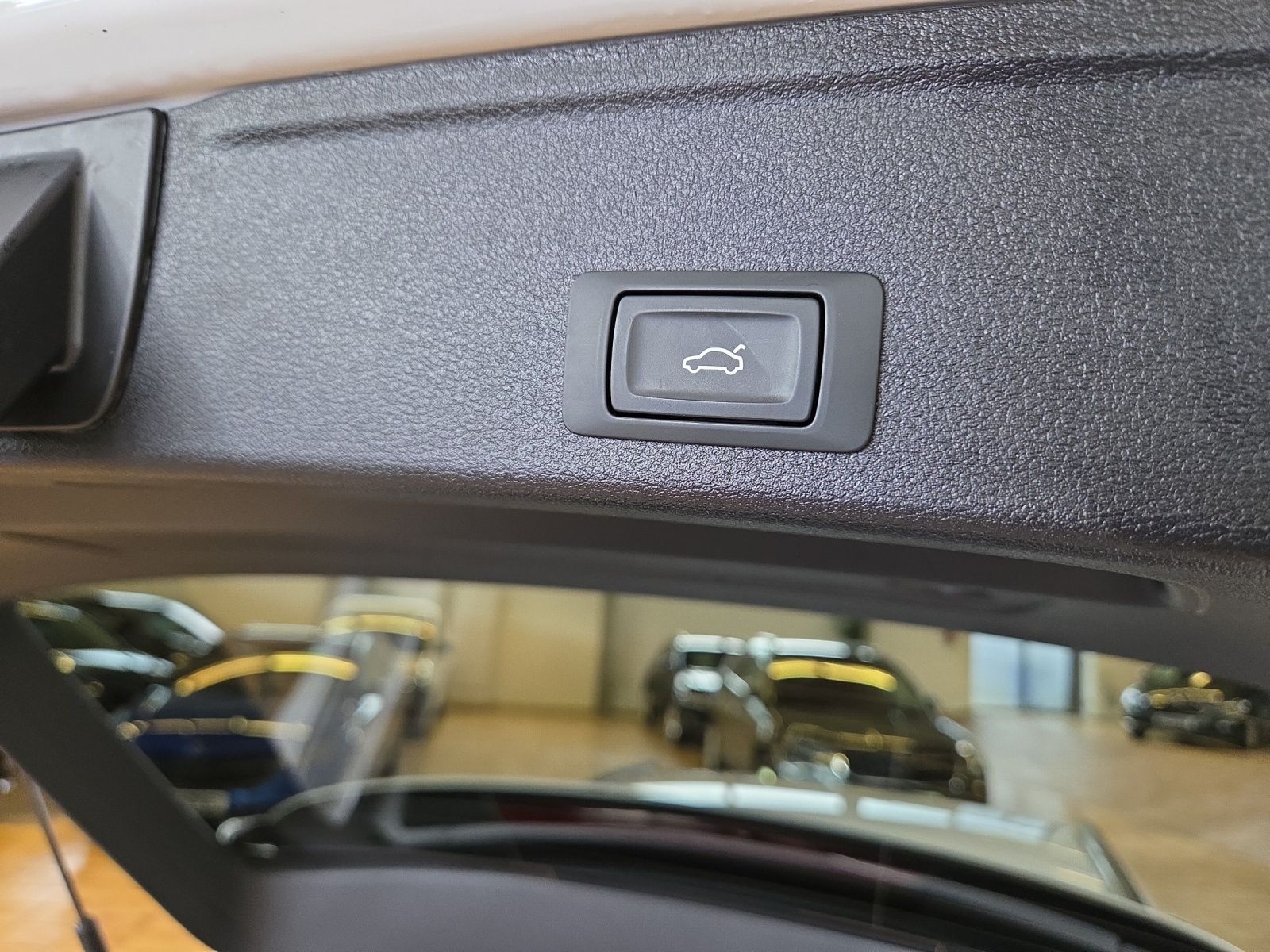 Audi A4 Avant 40 TFSI S tronic S line - Samsaru's Car Outlet