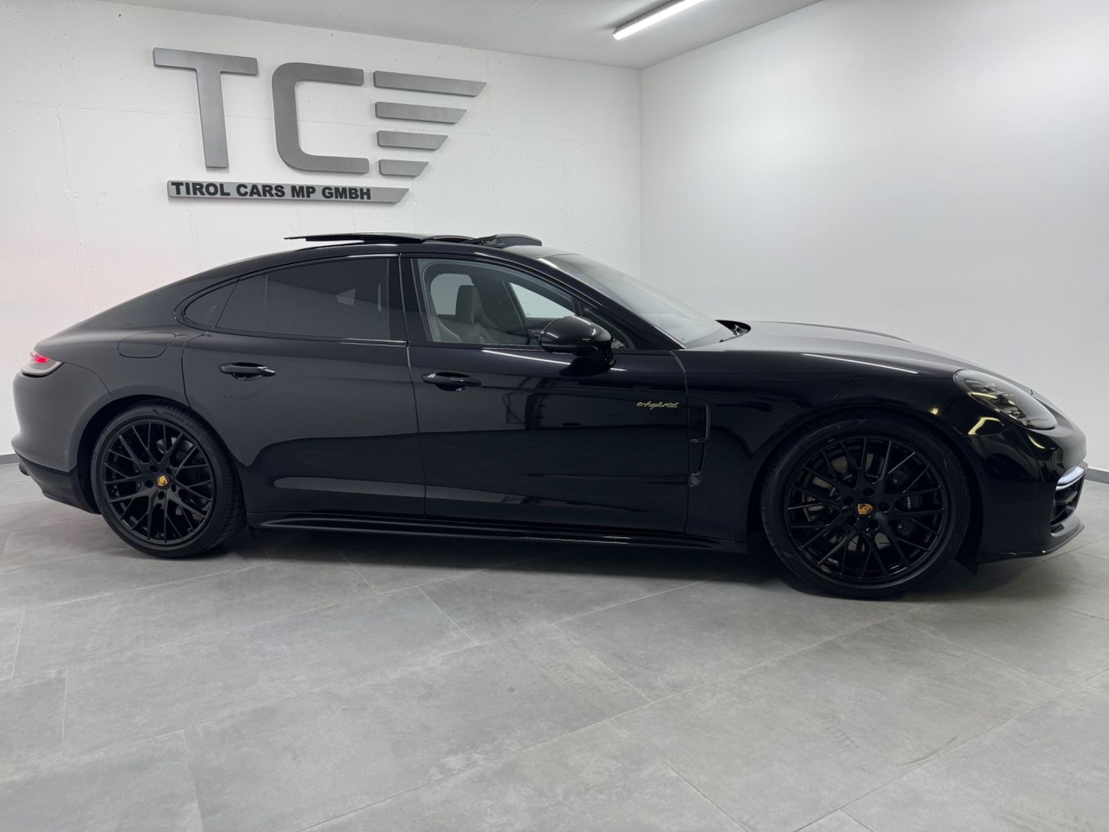 Porsche Panamera 4 E-Hybrid Platinum Edition