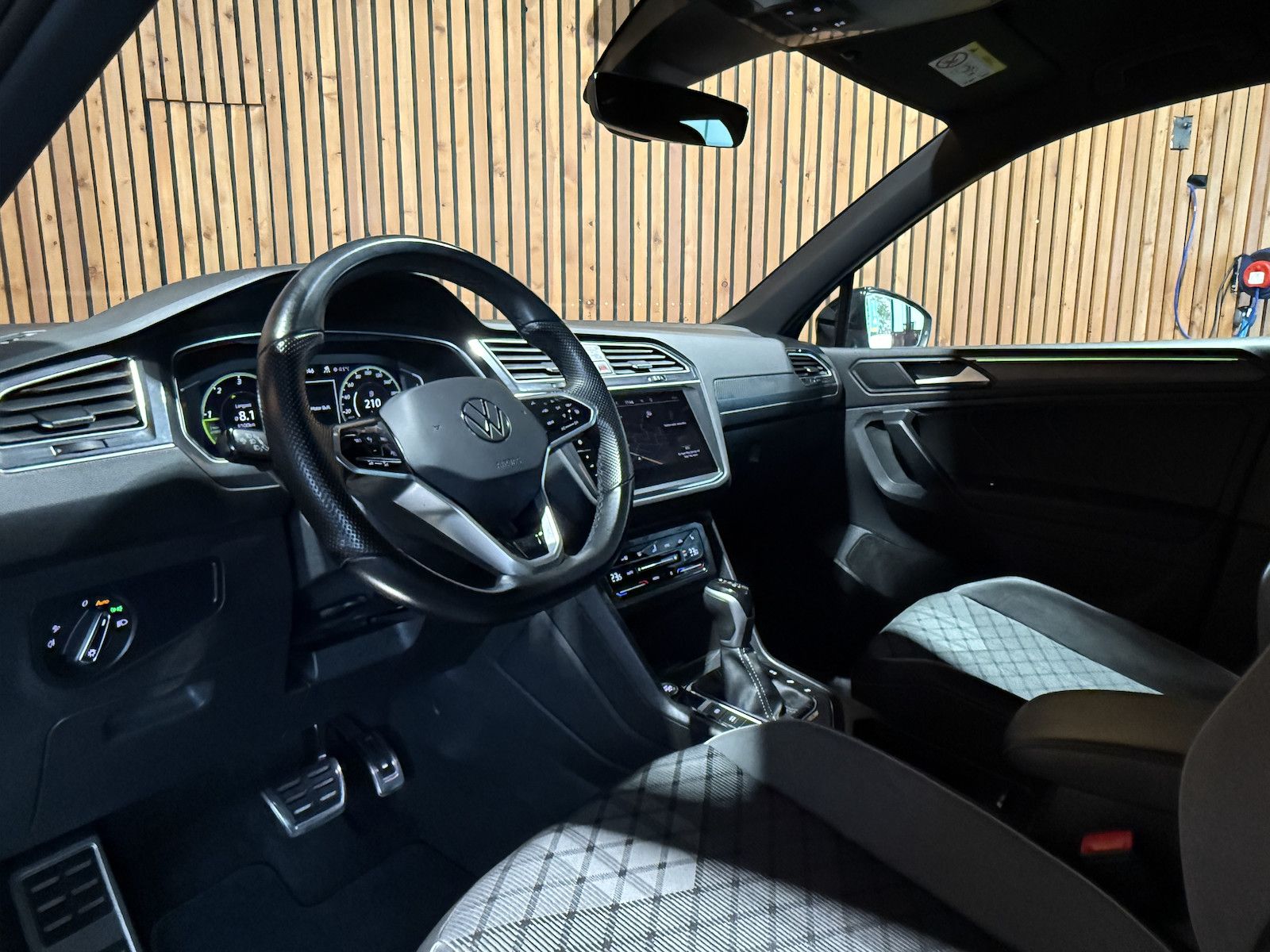 Volkswagen Tiguan 2,0 TDI 4M DSG R-Line Black *Navi*AHK*IQ*
