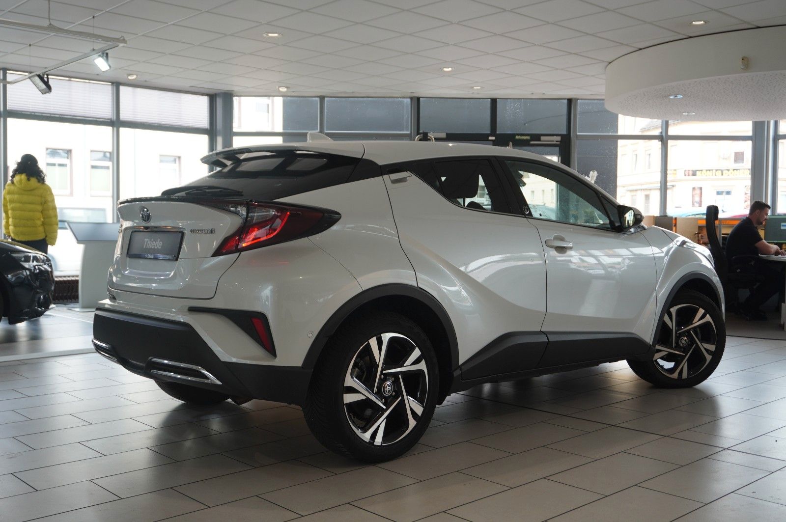 Toyota C-HR 2.0 HYBRID TEAM - Samsaru's Car Outlet