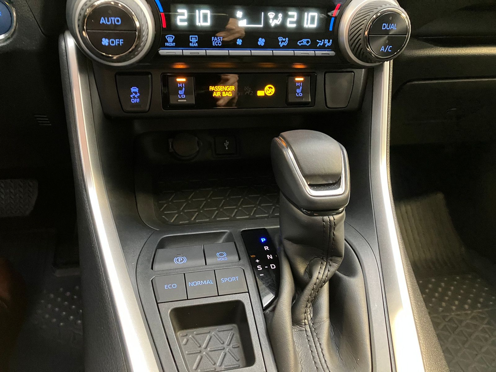 Toyota RAV 4 2.5 Hybrid Business Edition - Samsaru's Car Outlet
